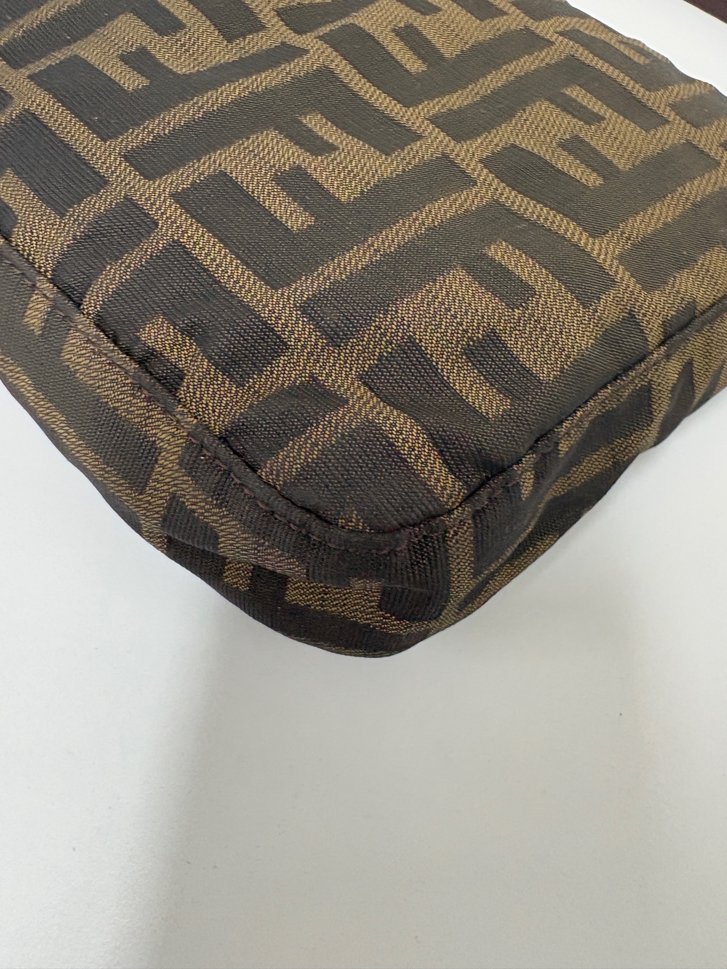 【預訂貨品】Fendi老花法棍腋下包