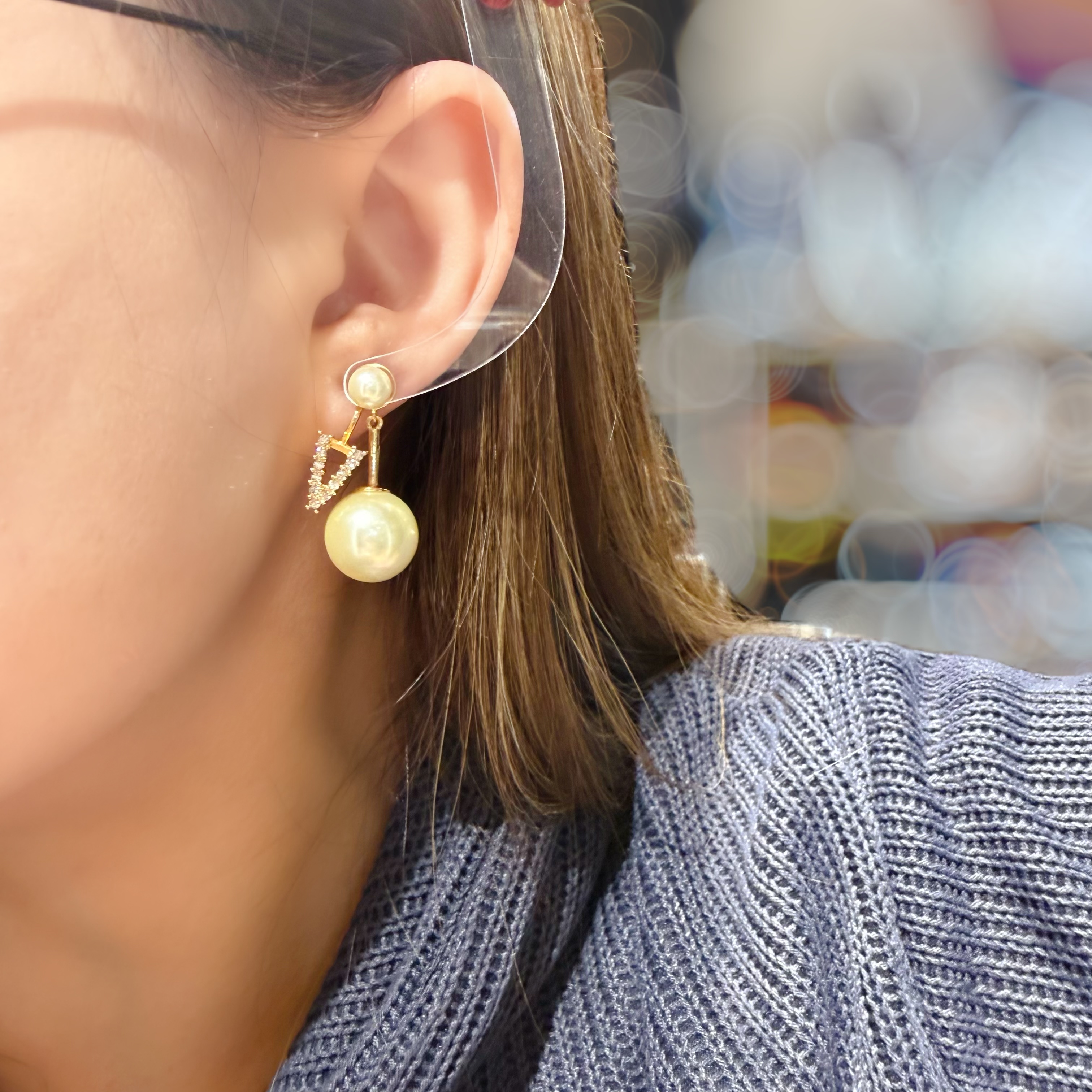 Dior earrings pearl/V