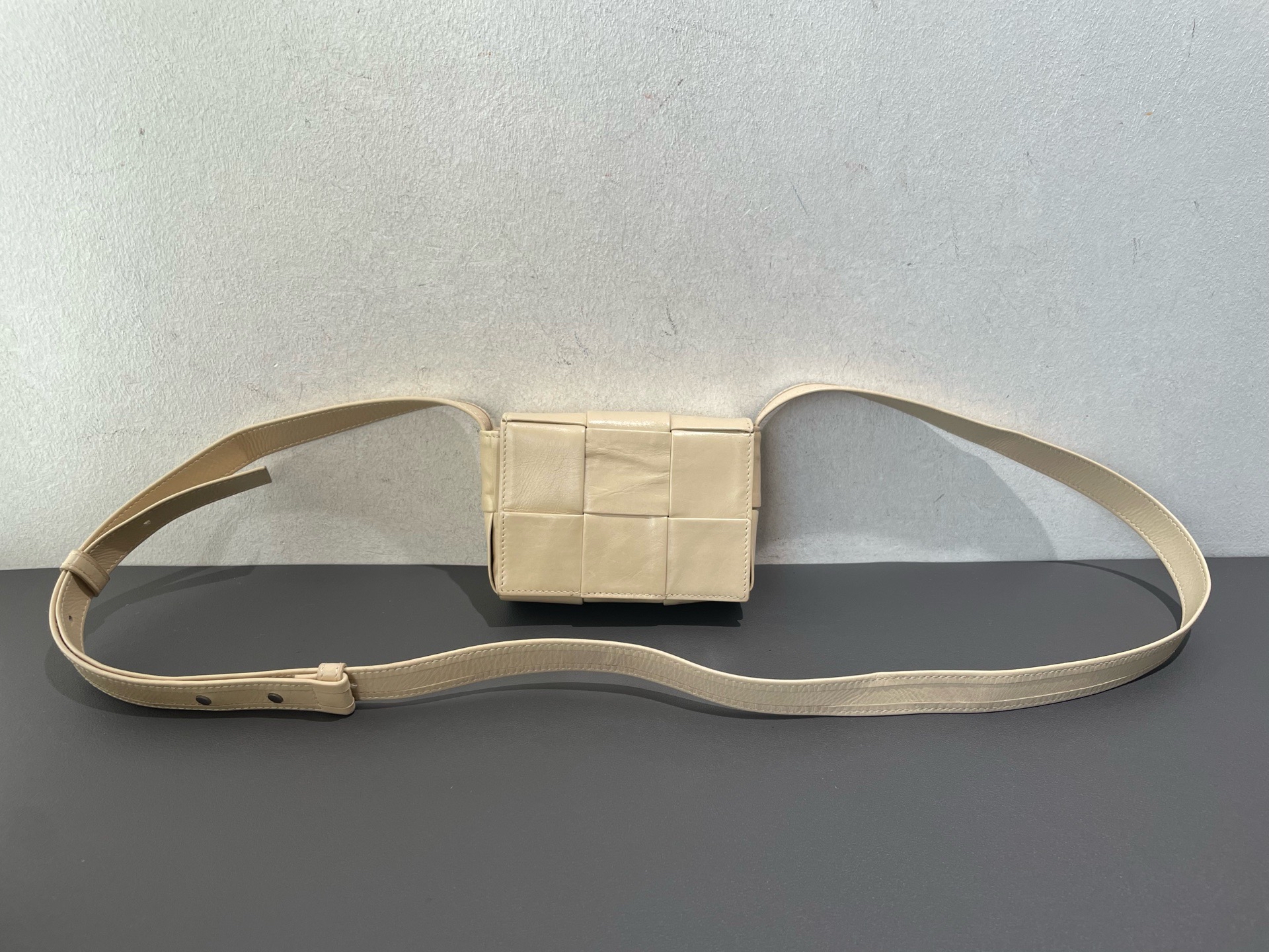 【預訂貨品】BV Candy Cassette六格米黃色編織包 