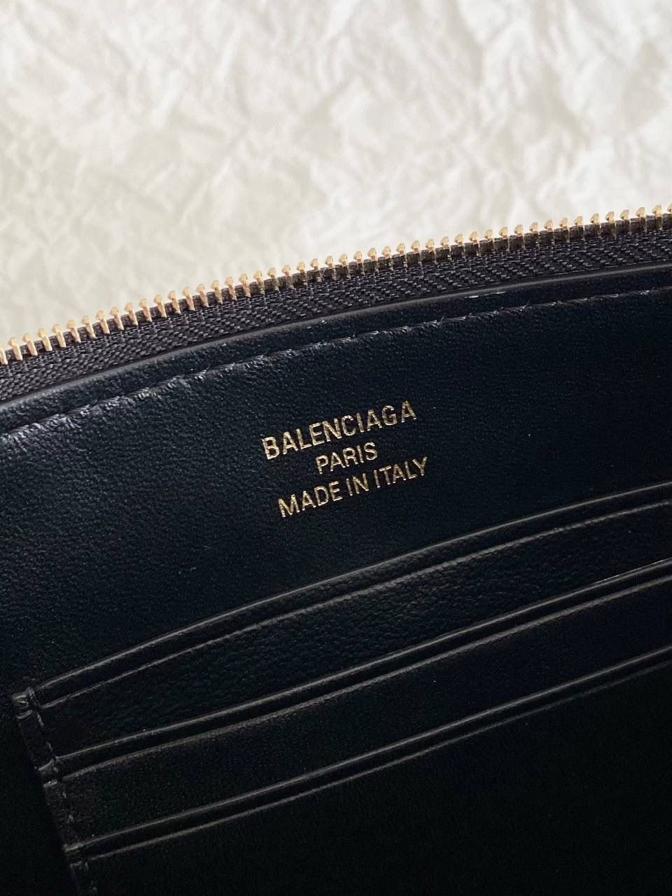 爆款🔥 ba1enciaga rodeo腋下包 rodeo的延伸款好好看呀 简简单单又不失个性 有种叛逆中自带优雅的feel 包身的扣子扣上就比较大气 不扣就更随性松弛自由 其实这种设计才是最经久不衰的 非常适合我这种长期主义者 我是要自留的，推荐给你们🖤🖤 22×12.7×11.9cm814111m