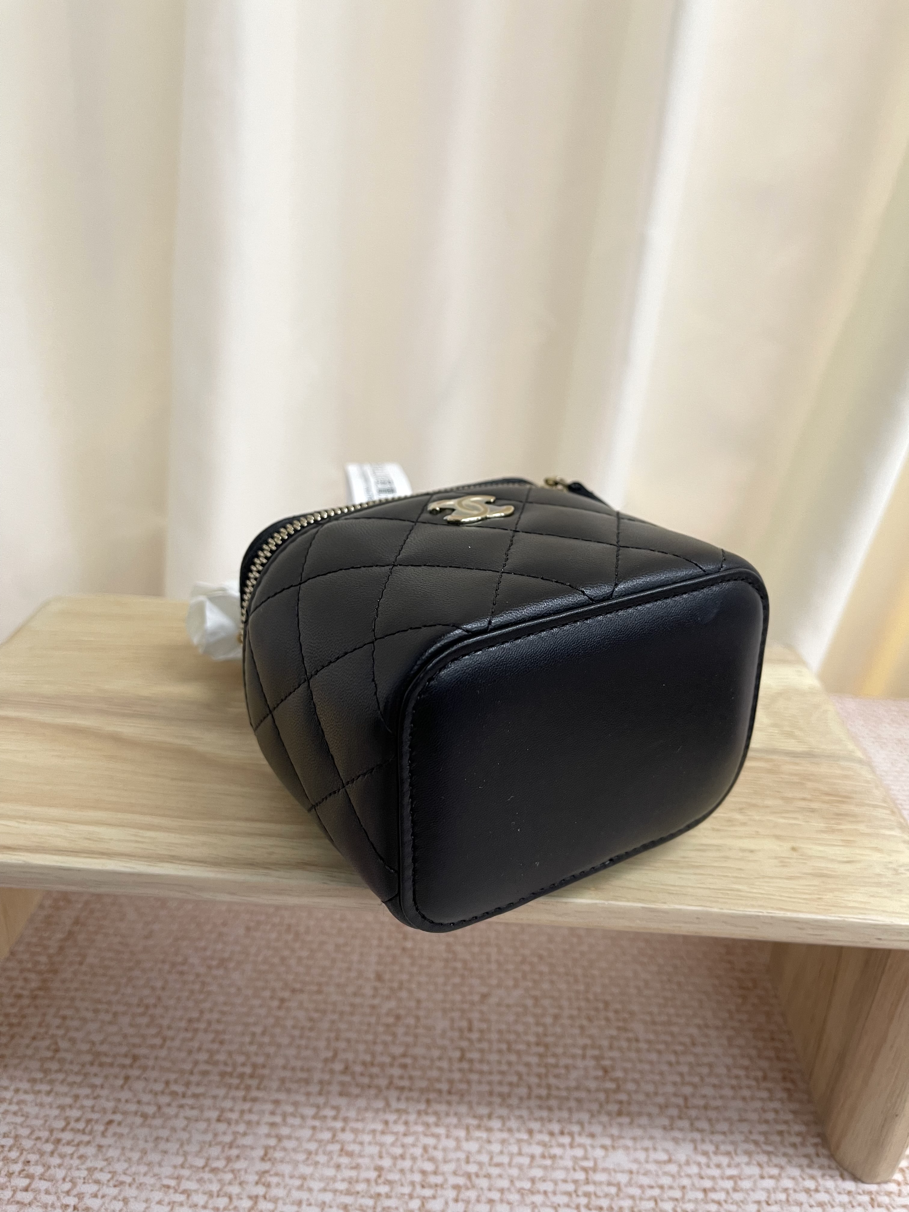 Unused item Chanel Vanity case/ Product Code: 26020701