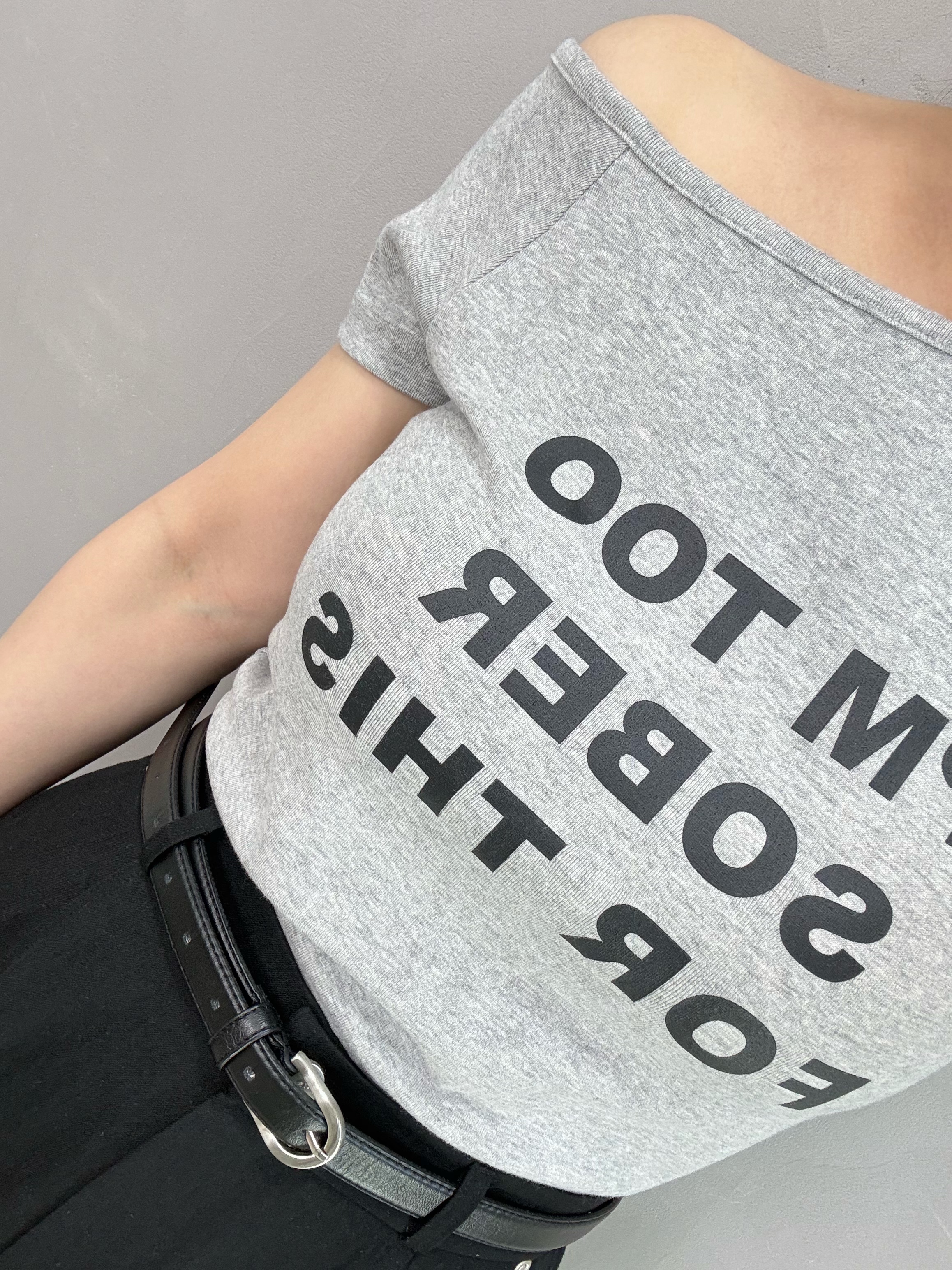 T68 斜領英文字短tee