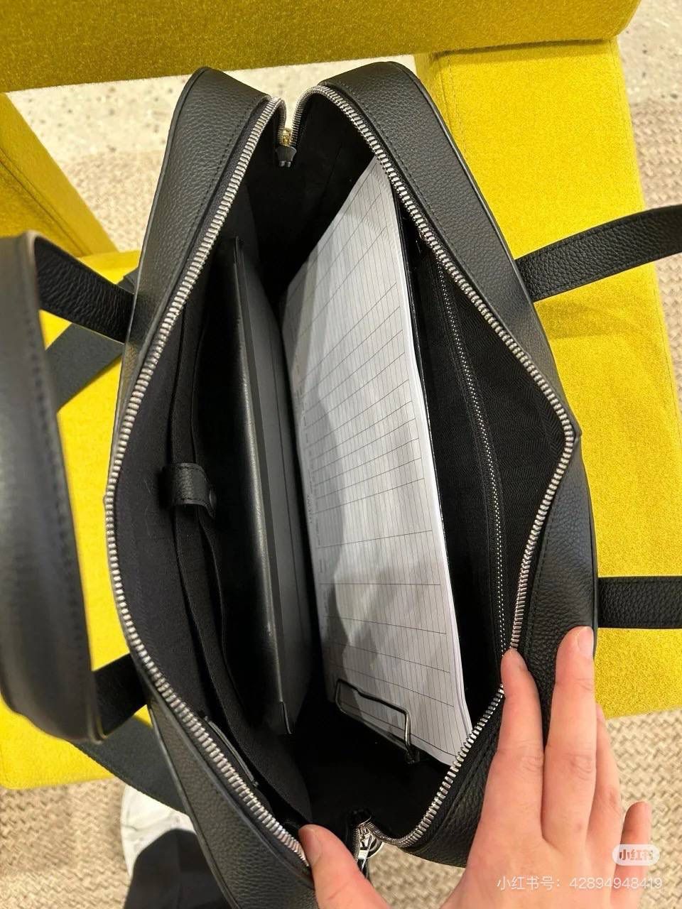👉🏻牛皮【𝐺𝑜𝑦𝑎薄款公文包】 —黑色❤️ 编码：062344 尺寸：𝟑𝟖-𝟐𝟕-𝟖𝐜𝐦 📍柔软粒面小牛皮流线型公文包•可通过顶部手提或可拆卸可调节肩带携带。 📍拉链开合•牛皮革拉链头 内部拉链口袋和两个插袋❤️人字纹棉质帆布内里。 🉑容纳14寸电脑💻📍粒面小牛皮材质•耐糙经典❤️