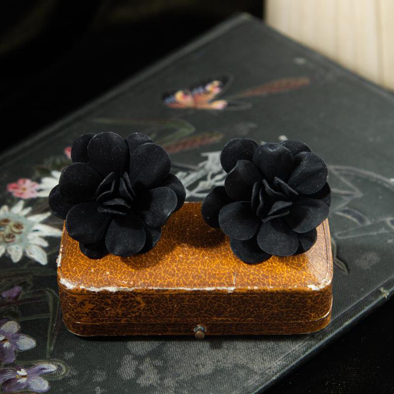 Mid-Century New Old Stock Plastic Flower stud Earrings (AC219)