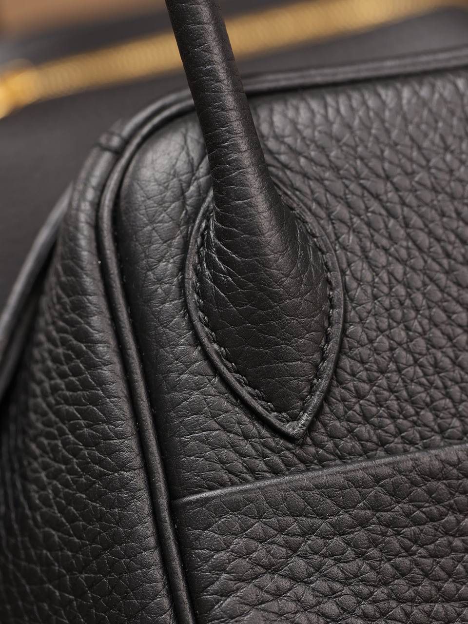 Hermes 爱马仕 Lindy 26cm 黑色金扣👜✨ Lindy 独家渠道货 独家欧洲原厂皮原厂五金组装的ZP尾单货 尺寸：26*18*14 cm Lindy是采用原厂的正品TC皮，什么是TC皮？ 爱马仕专用的clemence,简称tc皮，是Hermes最受欢迎的皮革之一，颜色会比Togo少一些，但是纹路比Togo细腻，含油更高，更软，因此稍稍有些下垂感的特点。