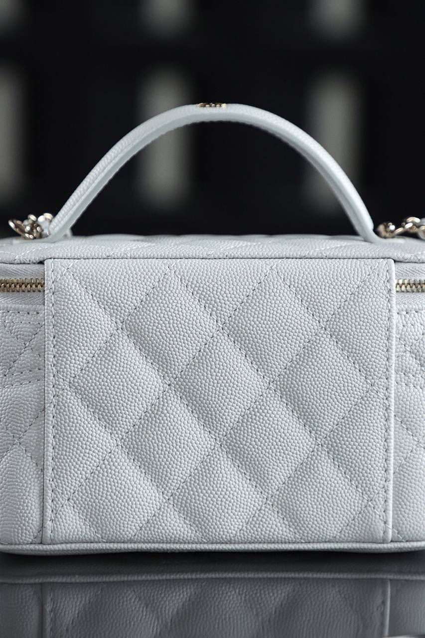 25C化妝盒子包鑒定版👜 一包一碼 支持全球鑒定查驗身份證原廠專G 三隻羊皮料過關清單資料可査詢 化妝盒子包是眾多時尚達人心尖，25C化妝包經典的盒子造型，方正中不失圓潤，線條簡潔流暢！ 包身腰線的設計，恰似畫龍點睛之筆，不經意間流露出的精緻細節，讓人一見傾心！ 五金：厚鍍14K淡金扣 皮料：三隻羊小球紋牛皮 尺寸：9.5*17*8cm