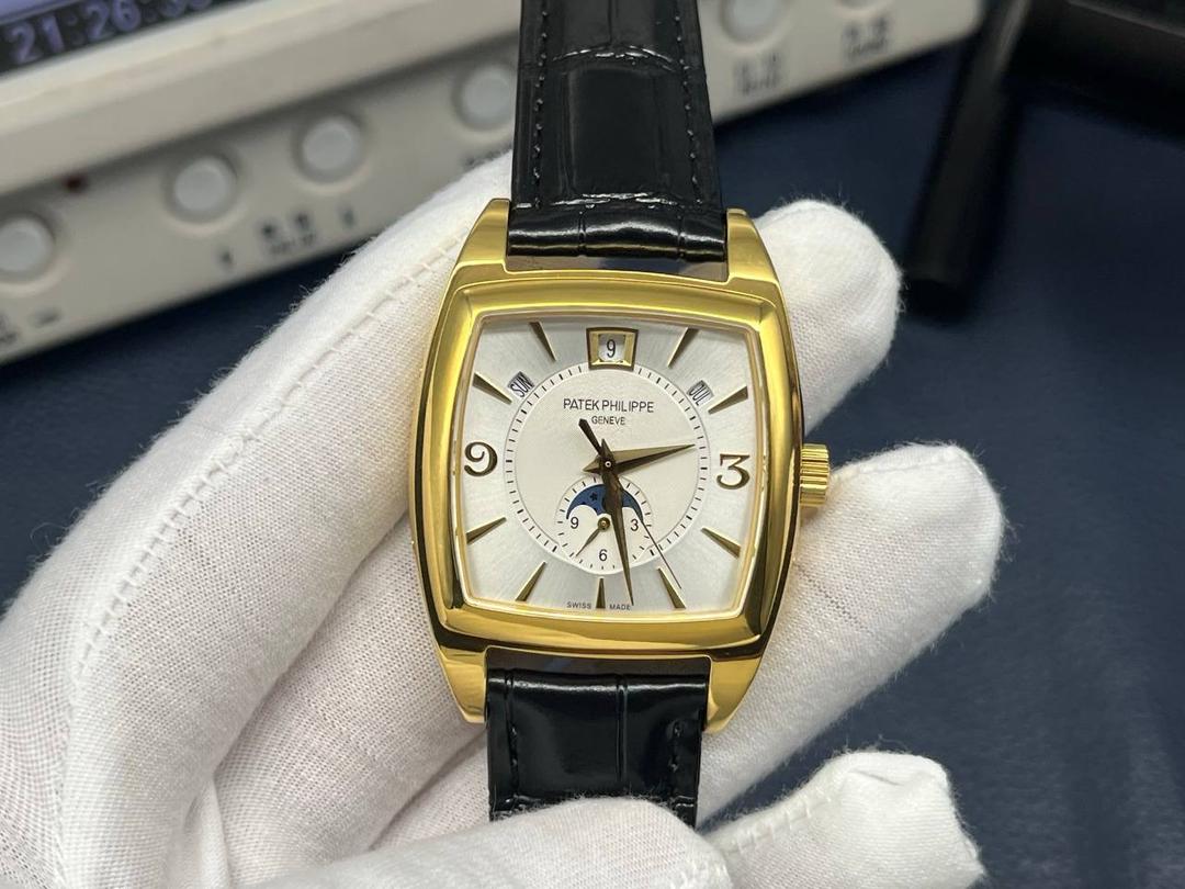 TW百达翡丽复杂多功能系列5135G--010重磅登场，迄今推出的首款Nautilus复杂腕表，以超复杂的工艺技术打造休闲运动腕表。 1⃣️小身板大能量：尽揽以下功能∶12点位日历功能 10点位星期功能 2点位星期功能 6点位24小时。所有功能都可正常使用。 2⃣️机芯采用版Cal.240自动上链机芯，在实现外观的逼真前提下，功能一并完美诠释。 3⃣️改装大师独立制表人，倾情参与定制改装表盘颜色，给予独一无二的腕表增添有趣的灵魂！