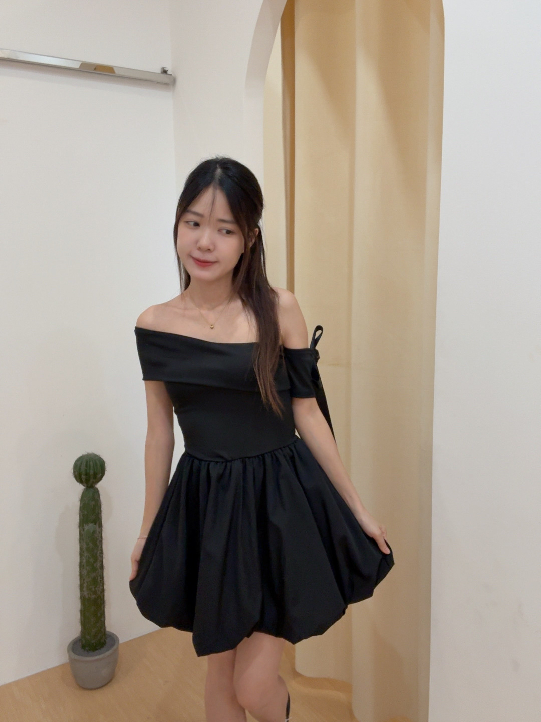 甜美一字肩彩带蓬蓬花苞连身短裙 R2918