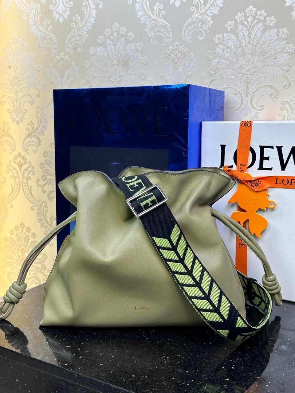 全新升级—中号𝙁𝙡𝙖𝙢𝙚𝙣𝙘𝙤出货啦✅ ❤️升级版福袋正面新增品牌烫金𝙇𝙤𝙜𝙤代替压印𝙇𝙤𝙜𝙤，肩带加宽同时增加两侧狗扣五金代替原本皮穿扣肩带，精致又便捷🥰 ❤️独家定制皮料五金，小牛皮皮质手感十分柔软且耐用，肩带🉑拆卸🉑调节，多种背法任你选择，容量超大，日常出行必备😍 ❤️独家品控，完全对版细节，全套礼盒🎁包装给你满满的仪式感🥰 中号尺寸：𝟑𝟎-𝟐𝟒.𝟓-𝟏𝟎.𝟓𝐜𝐦 款号：052028 黏土绿/新【配全套礼盒】