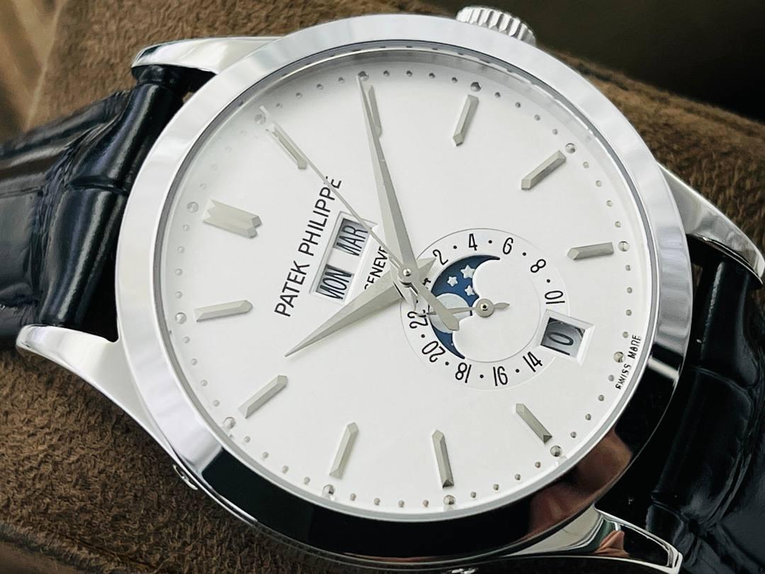 市场最高版本 百达.翡丽复杂功能计时5205G腕表！ 1⃣️历经两年不断对机芯进行改造与调试，一贯追求以原装工艺为目标！ 2⃣️直径38.5MM！ 3⃣️功能同原装一致，月相/星期/月份/日历！ 4⃣️字面为高难度双色渗透，非普通厂工艺！ 5⃣️蓝宝石玻璃镜面，表面镀多一层通透！ 6⃣️（技术突破)采用海鸥机芯改进为一体Cal.324S机芯！ 大小夹板均能做到完美倒角效果，并做镀铑加工。 7⃣️夹板采用瑞士进口宝石轴承点缀，色泽纯良，鲜艳自然。