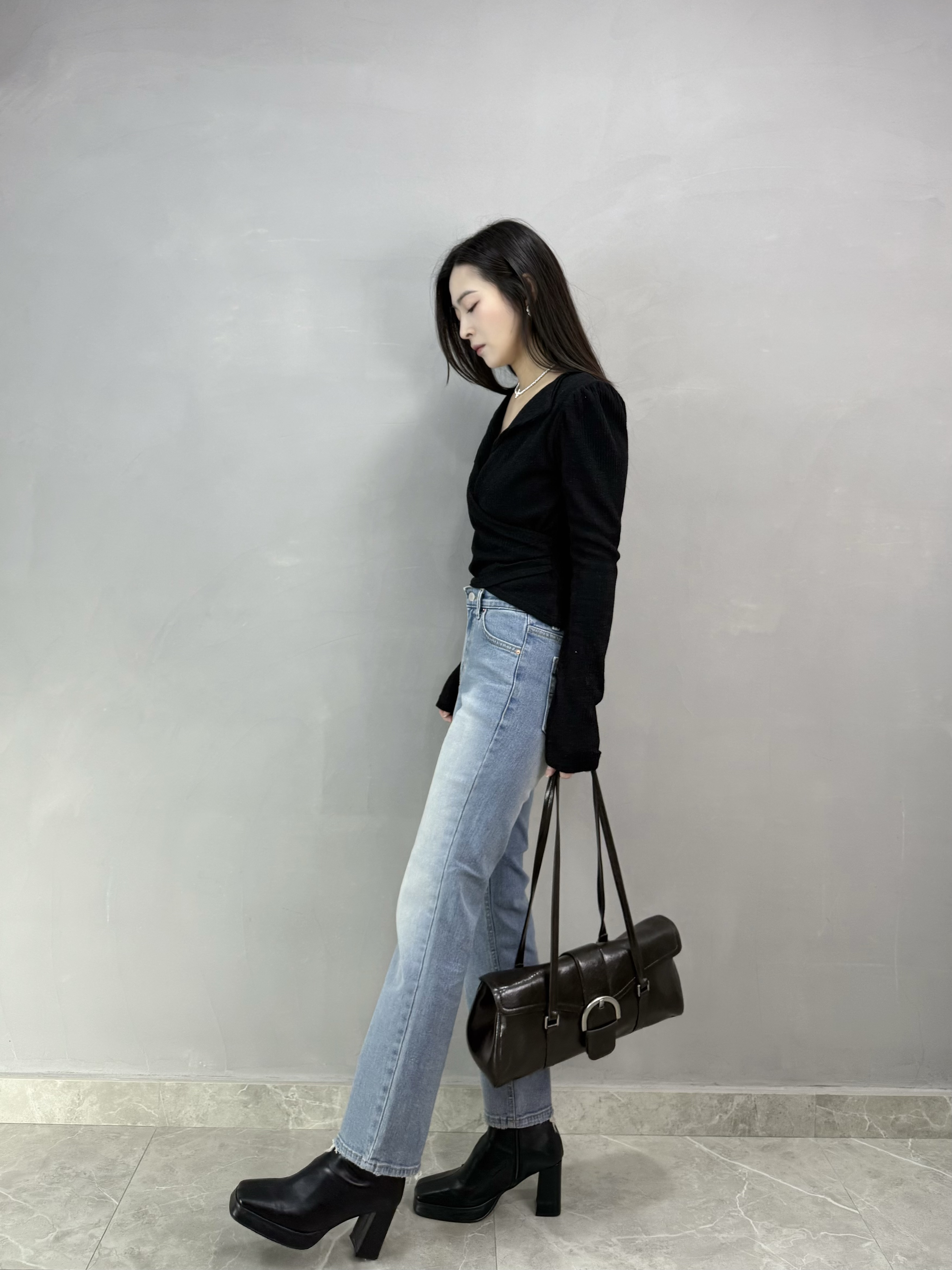 D77 暗紋V領假兩件Top