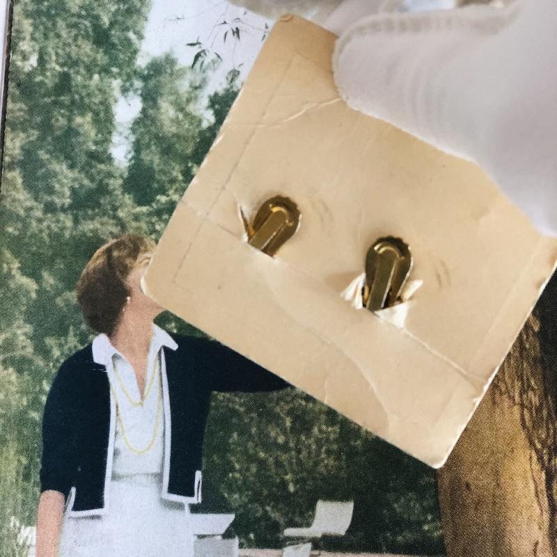 Vintage C.a. 1960-70s Canadian Continental Milk Bead Clip Earrings On Original Card(MT1100-8)