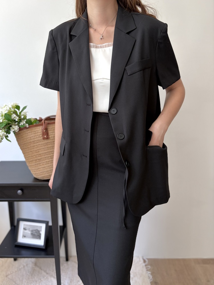 Noir Air Relaxed Blazer (Black)