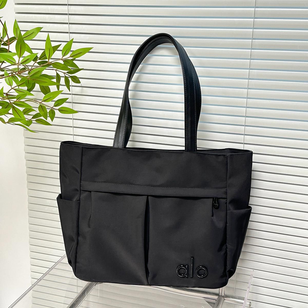 $88隻。2隻起$78隻。Alo尼龍大容量tote bag