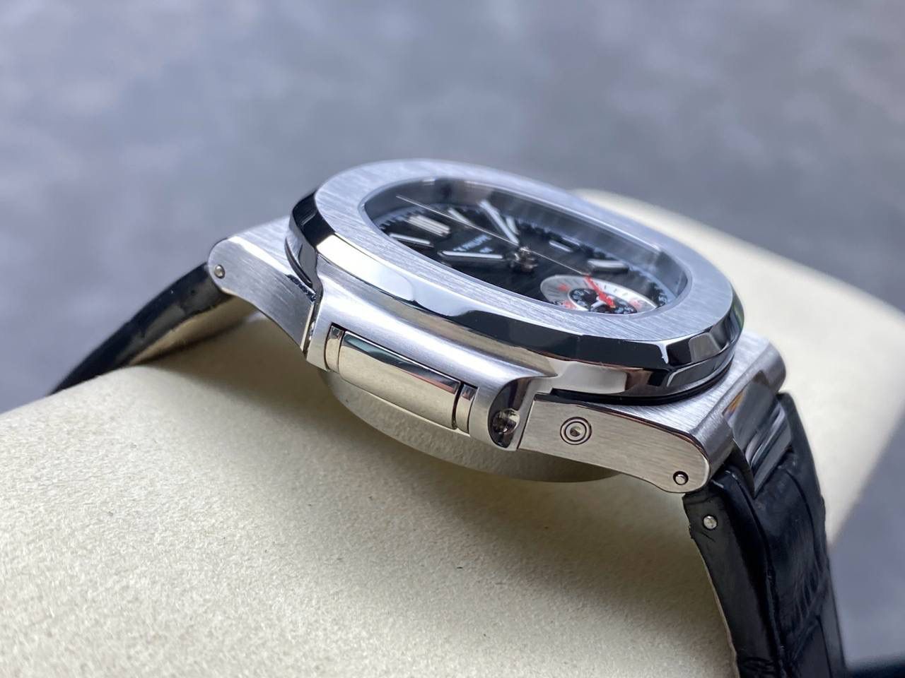 V2版真功能🌐真小秒！3K工厂 百达翡丽鹦鹉螺5980/1A-014多功能计时腕表V2版本，真小秒、真功能！【表壳】腕表尺寸40.5毫米，同正品一致的枕型表壳采用正面拉丝，侧面抛光的两种工艺组合，层次感分明，质感十足。尽显精湛工艺。【表带】采用原装表带一比一量身打造，每节表带的中央抛光部位，都能呈现钻石的形状，尽显高级质感。【机芯】3K厂采用定制版PP.CH28-520机芯，完美还原正品，时分秒，日期，和计时大秒功能。3K匠心之作，欢迎各位表友品鉴🌐