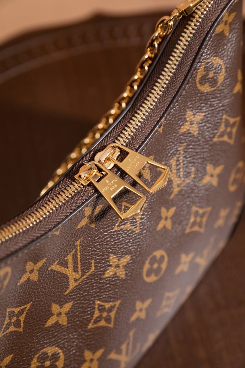 LV BOULONGNE 🥐 爆款之王 🥹 这款真的超火，一看就知道为什么会爆🔥 包型是牛角包，小巧可爱但超级能装，日常出门完全够用。 复古＋时尚的设计，颜值真的很高，怎么背都好看👍👍 肩带可拆又可调，想斜挎、单肩都 OK～ 加上链条马上变腋下包，气质直接拉满✨ Size：29 × 16 × 9.5 cm 好看又实用，真的是必入款 💖