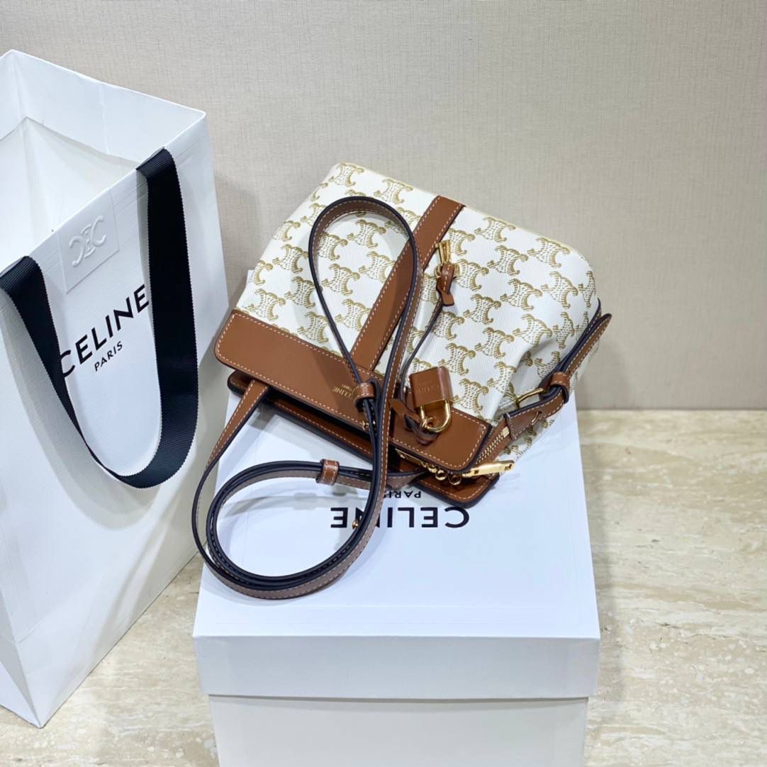 🔥大货实拍图 𝗖𝗘𝗟𝗜𝗡𝗘 ♥ 𝗧𝗘𝗘𝗡 𝗖𝗔𝗕𝗔𝗦 𝗗𝗘 𝗙𝗥𝗔𝗡𝗖𝗘 型号：191992 尺寸：19*16*11cm 上身图💯 越看越喜欢的一款包包！这个白老花也是十分美貌🥰容量完全够用，日常出门必备的纸巾、气垫、手机、口红、钥匙、放下绰绰有余～是个好看又能装的实力派！