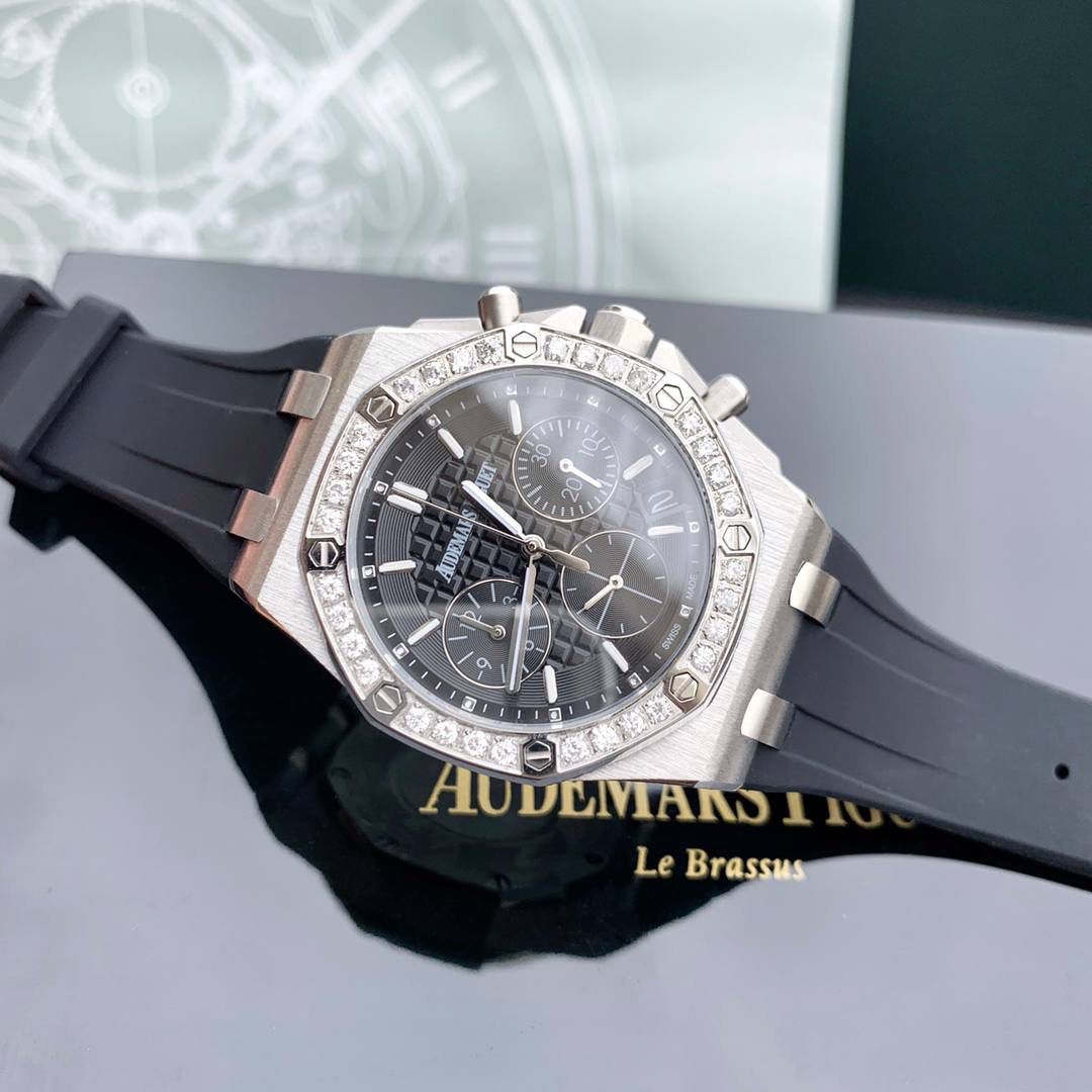 🚀最新皇家橡树离岸系列计时石英腕表，当下最热门的爱彼女式腕表之一！A.P-爱彼皇家橡树离岸型系列，表盘饰以Lady Tapisserie格纹装饰，呈现出更强的视觉冲击效果。表壳904精钢镶钻32颗2.0明亮式vvs级别切割美钻（约1.02克拉）带来非凡触感与视觉享受，据爱彼柜台sale介绍他们的钻石只用D色镶嵌，呈现璀璨光泽，这才是珠宝手表才有的态度 。腕表尺寸37毫米，迎合了现代对于大表径女表潮流的追求，打造出女性更为英气的一面，熠熠生辉 质感十足，表带采用白色液态硅胶经欧盟认证环保材质制成脏了可用清水冲洗干净或湿纸巾擦净即可。六针计时进口石英机芯 走时精准零误差。蓝宝石防刮玻璃读时更加清晰明了。八角形表壳设计风格彰显独特，活力十足。女款中的最佳经典。