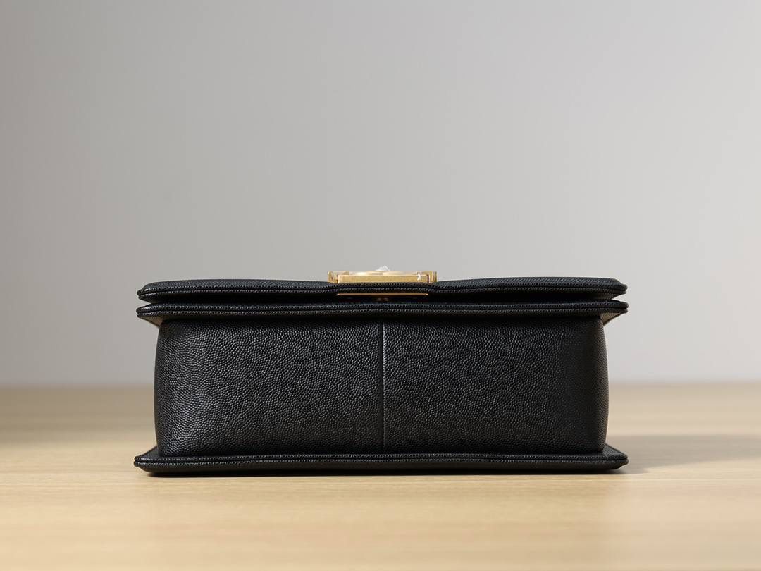 Le boy 25cm金扣现货 💞👜独家渠道货已上新 独家高清实拍图 全网独家首发 原厂皮正品皮这些都不用多说了 肩带是纯钢做旧五金 非常的复古 尺寸：15 x 25 x 9cm（大号） 12 x 20 x 8cm（小号）