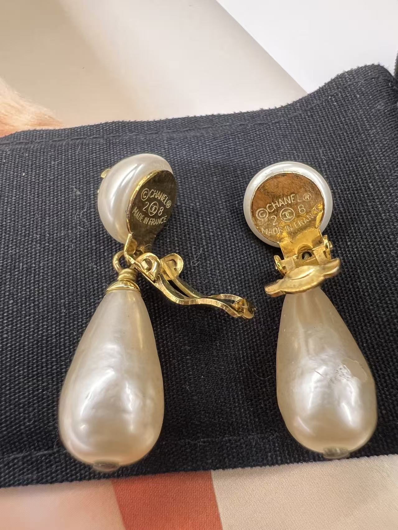 Chanel 優雅珍珠夾式耳環