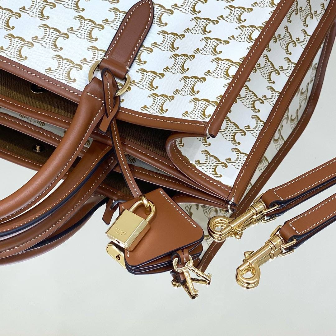 🔥大货实拍图 𝗖𝗘𝗟𝗜𝗡𝗘 ♥ 𝗖𝗔𝗕𝗔𝗦 𝗧𝗢𝗧𝗘小号 型号：199742 尺寸：35*22*7cm 适合通勤以及日常背，百搭耐看型选手，盲冲不出错😍💕