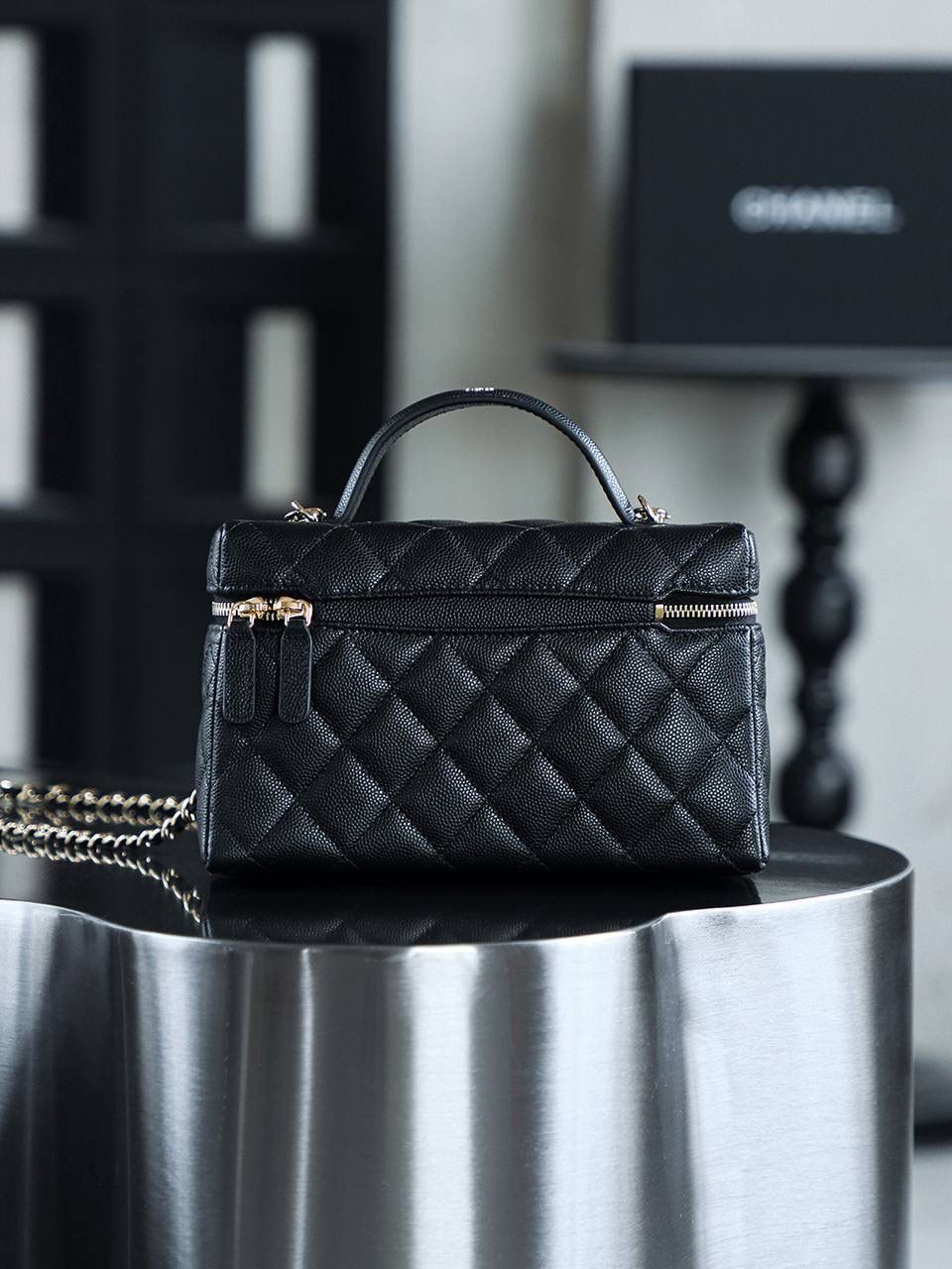 25C盒子包鑒定版👜 一包一碼 支持全球鑒定查驗身份證原廠專G 三隻羊皮料過關清單資料可査詢 25C腰線LP盒子包，獨特設計，一眼傾心！ 方正的包身線條簡潔俐落，致敬了50年代vintage手袋的復古廓形，展現出一種獨特的復古韻味。 包身中央那條優雅的弧形縫線，堪稱點睛之筆，不僅讓原本相對規整的包身瞬間立體有型，還為其增添了一份靈動與俏皮！ 五金：全鋼淺金扣 皮料：impala三隻羊中小球 尺寸：17*19.5*5cm