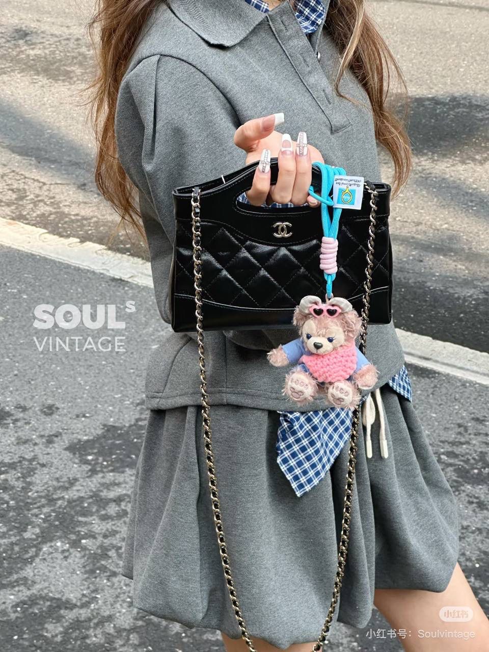 Nano 31Bag鑒定版👜 一包一碼 支持全球鑒定查驗身份證原廠專G Bonaudo皮料過關清單資料可査詢 夢中情包31bag nano從設計上看，它的鏤空固定手柄設計十分吸睛，成為整個包的獨特亮點，開口採用磁吸設計，開合輕鬆便捷。 搭配的一條皮穿鏈肩帶，無論是單肩背還是斜挎，都能完美適配各種身形，輕鬆打造出不同風格，相信我，一旦擁有，你定會愛不釋手！ 五金：厚镀14k淡金 皮料：Bonaudo亮面小羊皮 尺寸：20*17.5*3.5cm