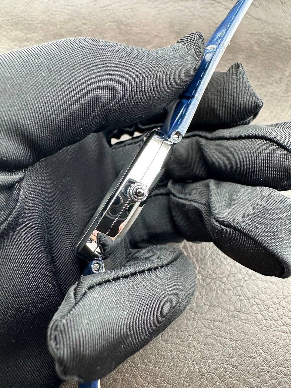 PP➕ Factory2025新品首发｜百达5738系列 68克配重版 复刻经典，更胜经典——GOLDEN ELLIPSE 黄金椭圆腕表重磅登场！ ✅ 黄金分割美学重塑：遵循1:1.6181经典比例，34.5MM×39.5MM椭圆表径搭配7.7MM纤薄厚度，复刻古典韵味与佩戴舒适度。 ✅ 316L精钢表壳：介于圆形与矩形之间的别致椭圆轮廓，还原原版线条张力，质感细腻出众。 ✅ 3D立体云贝母表盘：专属浮雕打印工艺，折射神秘深邃光泽，告别市面暗淡平庸款，上手自带高光。 ✅ 定制进口小牛皮表带：21X16尺寸对版原配，搭配同型椭圆表扣，与表壳设计遥相呼应，贴合手腕更显格调。 ✅ 9015精准机芯：走时稳定精准，兼顾实用性与耐用性，日常佩戴无压力。 PP➕不做“远观款”，只为呈现最接近原版的真实佩戴体验——从细节质感 to 上手触感，每一处都经得起近距离审视，让经典韵味在腕间完美延续！