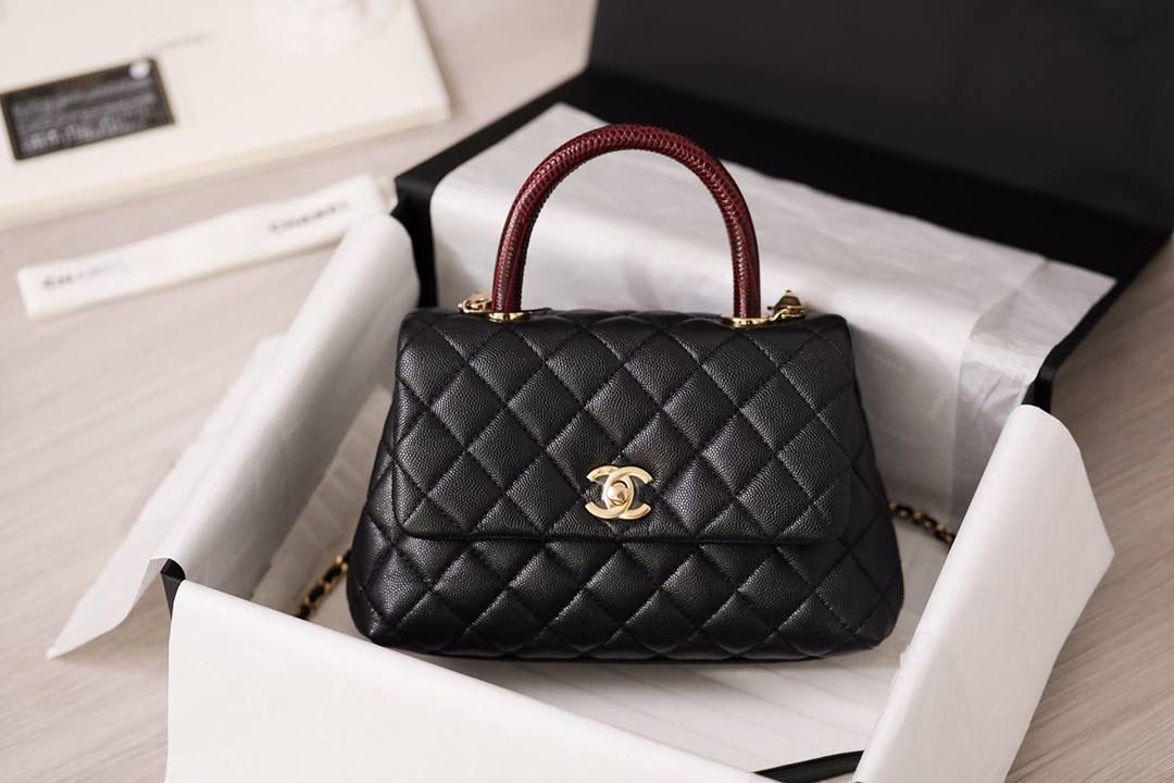 coco handle小号黑荔枝纹配枣红蜥蜴皮，和CF一个渠道的尾单货，拿过的都不用多介绍啦！❤️‍🔥❤️‍🔥 尺寸:14 X 24 X 10cm