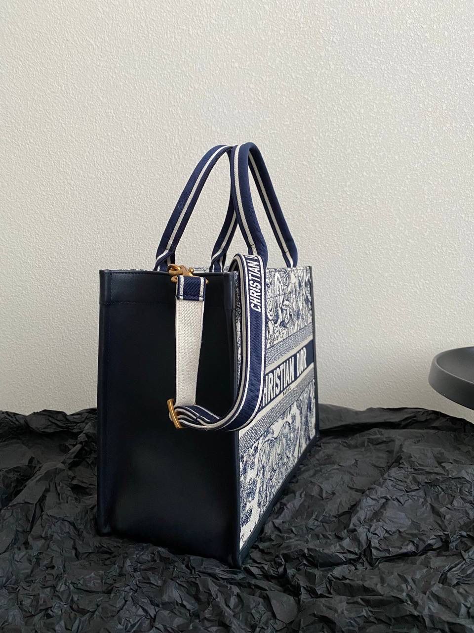 🈶蓝老虎，中号 𝗗𝗜𝗢𝗥 𝗯𝗼𝗼𝗸 𝘁𝗼𝘁𝗲24新版 茹伊印花动物园款它来喽！ 不得不说，D家确实好会玩啊 可以背的托特！简直不要太棒 在最最最经典的托特上又衍生爆款了😍 越来越多人爱背大包真正的无性别之分 不管手拎斜挎，通勤健身出差毫无压力🤟🏻😎 整体有型不会塌，恨不得天天背 大包爱好者可以闭眼收了！！ 36×16×27cm