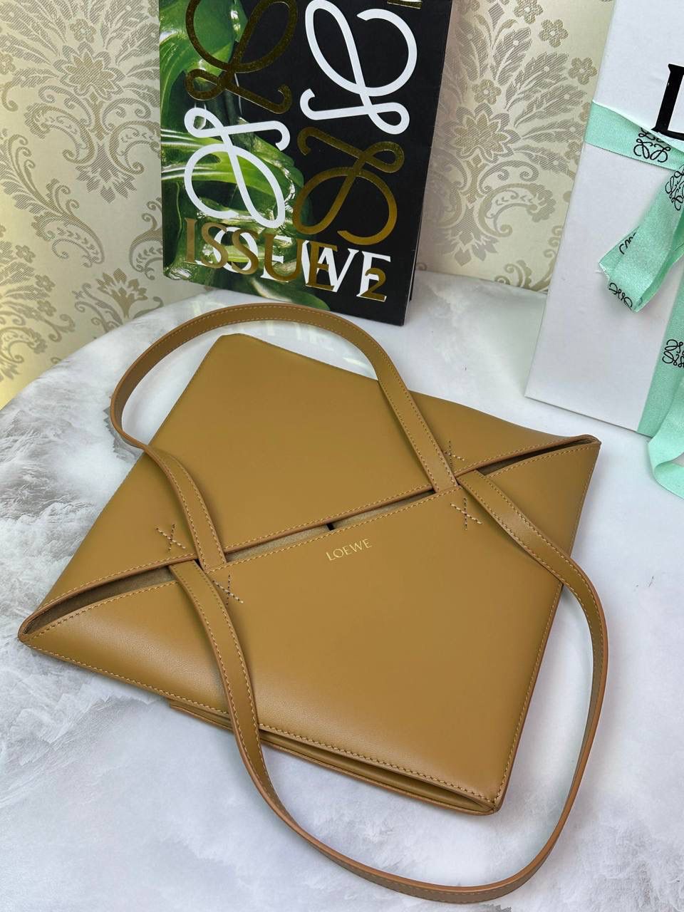 *𝐏𝐮𝐳𝐳𝐥𝐞 𝐅𝐨𝐥𝐝折叠手袋👜*（暖沙黄） ——全新【𝗡𝗘𝗪】升级‼️ 延续经典𝙋𝙪𝙯𝙯𝙡𝙚的标志性几何裁剪设计，新晋顶流🅰️𝙋𝙪𝙯𝙯𝙡𝙚 𝙁𝙤𝙡𝙚 𝙏𝙤𝙩𝙚以折纸包为灵感，升级成🉑完全折叠‼️的结构，立体与平面任意切换，出差旅行🧳必备单品。小牛皮材质轻且柔软，𝐌𝐢𝐧𝐢尺寸搭配一条可拆卸式肩带，手提，肩背，斜挎多样化背法✨ 尺寸：𝟐𝟓.𝟓-𝟏𝟒.𝟓-𝟑𝟏.𝟓𝐜𝐦 款号：052316