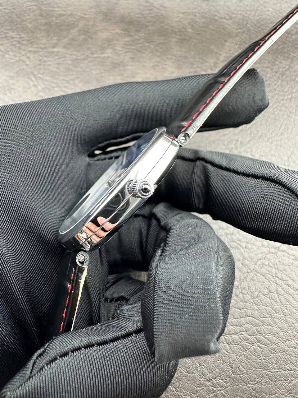 PP➕ Factory2025新品首发｜百达5738系列 68克配重版 复刻经典，更胜经典——GOLDEN ELLIPSE 黄金椭圆腕表重磅登场！ ✅ 黄金分割美学重塑：遵循1:1.6181经典比例，34.5MM×39.5MM椭圆表径搭配7.7MM纤薄厚度，复刻古典韵味与佩戴舒适度。 ✅ 316L精钢表壳：介于圆形与矩形之间的别致椭圆轮廓，还原原版线条张力，质感细腻出众。 ✅ 3D立体云贝母表盘：专属浮雕打印工艺，折射神秘深邃光泽，告别市面暗淡平庸款，上手自带高光。 ✅ 定制进口小牛皮表带：21X16尺寸对版原配，搭配同型椭圆表扣，与表壳设计遥相呼应，贴合手腕更显格调。 ✅ 9015精准机芯：走时稳定精准，兼顾实用性与耐用性，日常佩戴无压力。 PP➕不做“远观款”，只为呈现最接近原版的真实佩戴体验——从细节质感 to 上手触感，每一处都经得起近距离审视，让经典韵味在腕间完美延续！