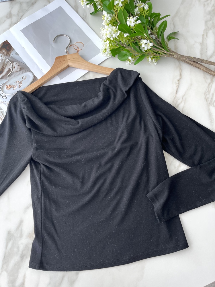 Muse Off Shoulder Drape Top (Black)