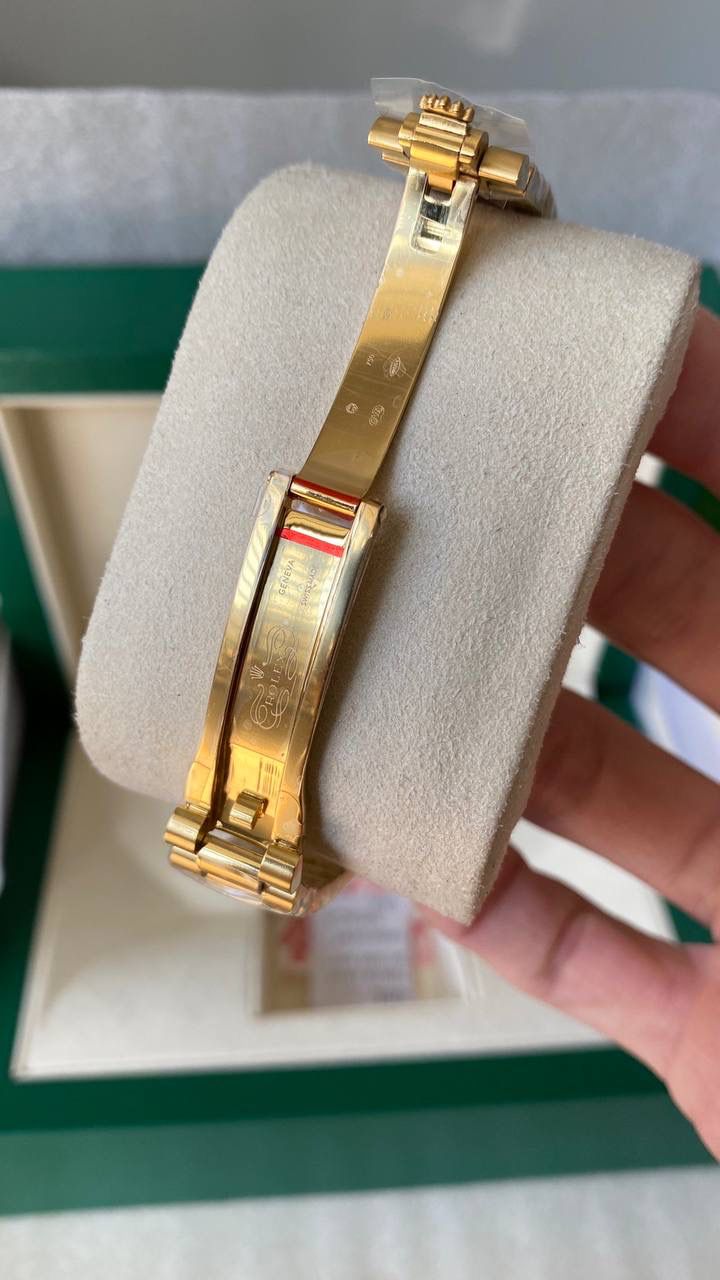 劳力士Rolex女款蚝式日志型腕表31mm 到货 实拍，花朵盘面款型号，所见即所得 原装开模，一比一制作，组件都按照原装逐一复制，配件均可与原装互换。 一表一卡一码 ✨ 表扣类型：隐蔽式摺叠皇冠带扣。 实心精钢材质！ 【表壳】尺寸31mm ，一体成型中层表壳，旋入式底盖及上链表冠； 旋入式结构：双扣锁双重防水系统，旋紧于表壳，使得更加防水。 【镜面】采用蓝宝石防刮损蓝水晶，小窗凸透镜放大日历镀蓝膜。 【表盘】：各色泽逐个调节色泽实现零色差区别，打磨字钉，顶级瑞士超强冰蓝色夜光，底纹细腻，颜色对版; 原版日历字体，原版指针及秒针轴一致 【机芯】采用最稳定的丹东2824机芯为基础，改装同步原版2236机芯一致原版日历字体 （1/31日期）个个正中，一体成型，不会出现卡日历状况。同时也提供：【纯进口全新瑞士SW -200机芯配置选择】，其性能同步原装一样出色，精准恒久，更佳稳稳妥妥，实现真正几乎零返修！