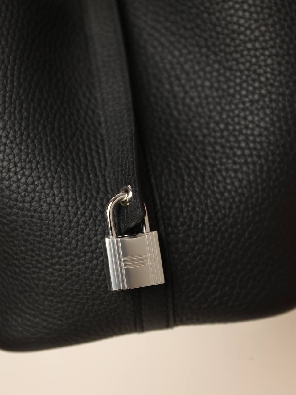 H菜篮子🧺✨正式上线！ 黑色18cm银扣扣 独家渠道货！手机实拍！独家背景！ 纯手工制作、细工慢活、工匠精神雕刻的艺术精品！ 尺寸：18 X 19 X 13.5cm