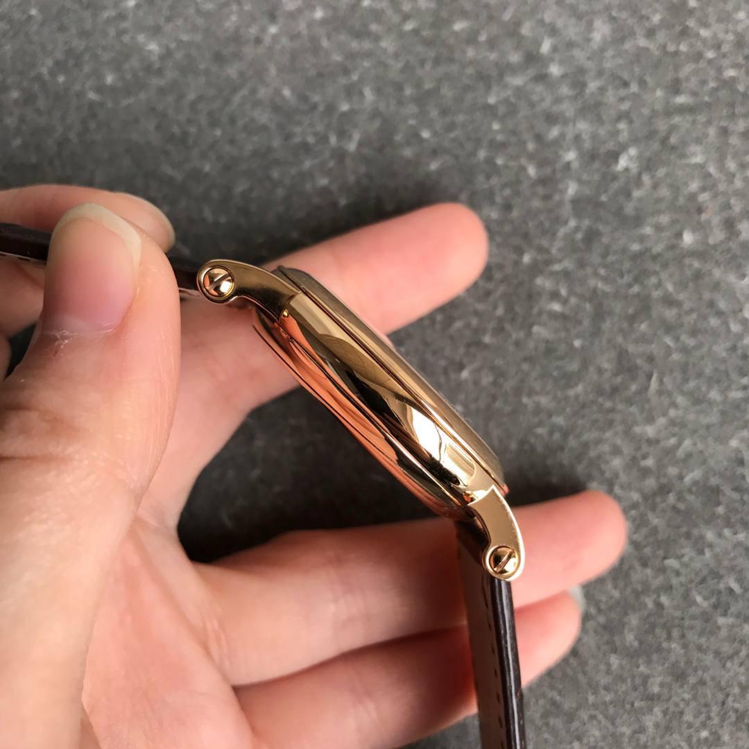 百达翡丽古典5153系列⚜️ 腕表尺寸38mmX10mm 1.表壳打磨：为了追求正品温润如玉的效果，ZF制表师精磨细造，慢工出细活。 2.防尘盖与壳体的衔接机制，有媲美带正品一样的清脆手感。 3.刻度和指针，采用最新的贵金属电镀工艺处理，效果更上一层楼。 4.“锅盖型”微凸蓝宝表镜，版型与正品一致，效果通透，辨时清晰。 5.贵金属钢印立体规范，清晰生动！ 【引领一体机时代】采用定制版Cal.324一体机——更薄，更稳，更像。最重要的是仿真度直线上升了。 【表带】经典意大利小牛皮表带，纹路清晰，质感好。搭配圈市面最顶级的百达翡丽灯笼表扣，通用原装无压力。