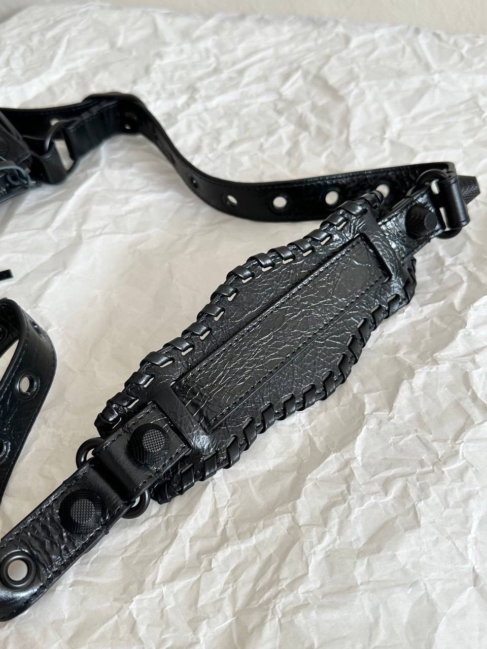 🖤油蜡皮黑枪S/33cm Le Cagole半月包饺子包机车包 Wuhu！！让我重拾就对机车包的爱 半月弧形的包身，保留了软踏踏的皮料感 还有叮叮咚咚的流苏小钱包挂饰 最最让我欢喜的是多了面♥️小镜子！ 全方位细节拿捏住了～👌🏻 xs小号：26×16×10cm671309m s中号：33×16×8.4cm671307m