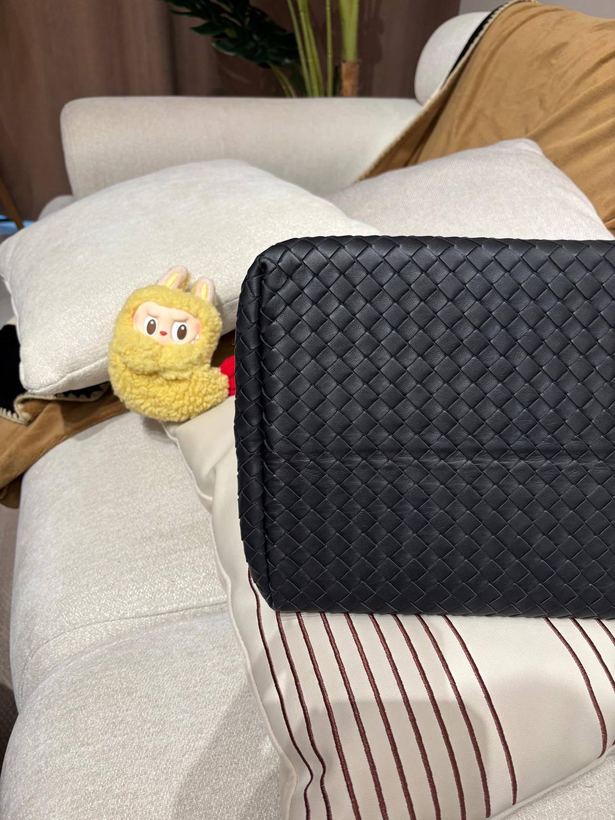 Bottega Venetia BV Shoulder Bag 100%Authentic, 98%New ✅Dust bag