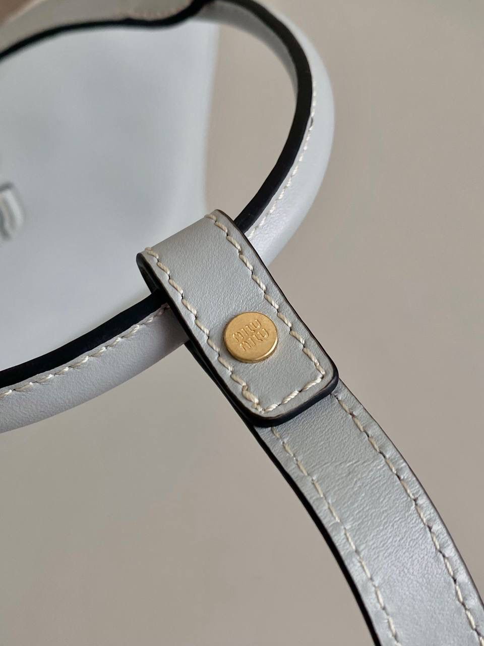 🈶冰蓝小号 𝗠𝗶𝘂𝗠𝗶𝘂托特！！ 近年miu家真的很会，都是心头爱 慵懒惬意的敞口托特搭配弧形包口 同色系浮雕logo低调又高级 软而不塌的全牛皮质感绝！ 中号大气的包身，男生女生都能驾驭 随时随地的凹造型 小号可以斜挎 小巧可爱，可太适合霓虹妹了 被痕痕拿捏住了🤙🏻 22×12×32cm #F0120m