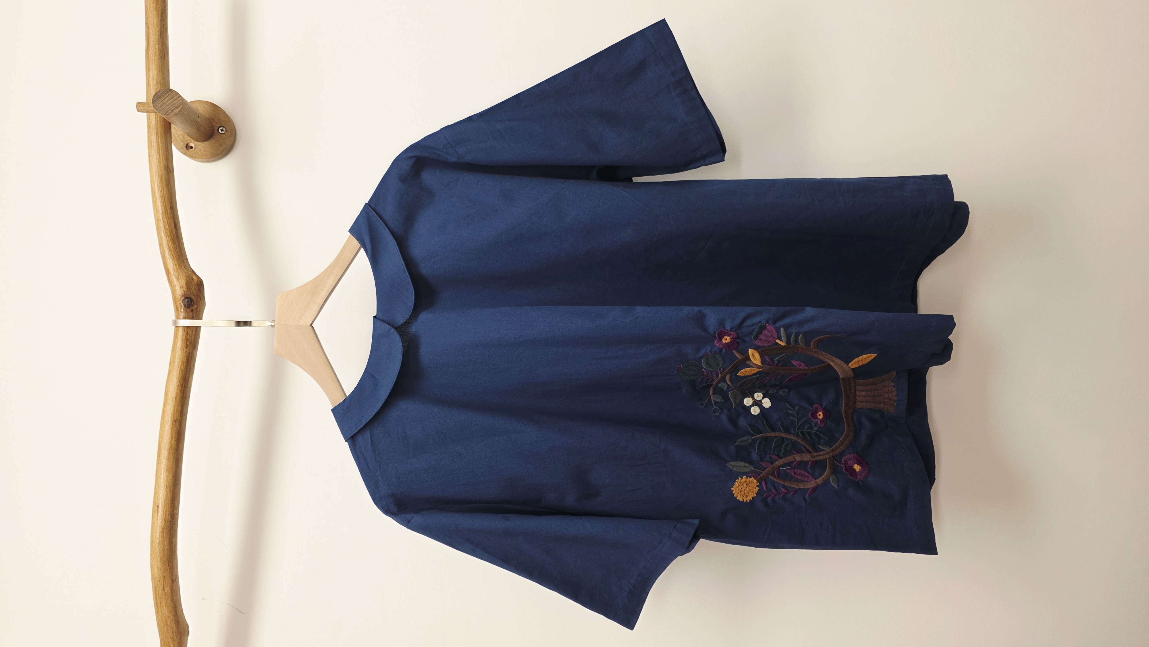 日牌藍拼刺繡花前後兩著棉麻裇