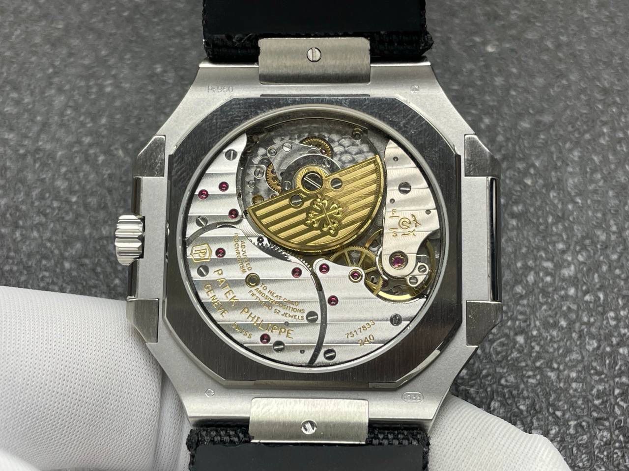 🌐百达翡丽 推出设计与美学： Cubitus 5822P-001表壳尺寸 45毫米（对角线测量） ，这款腕表的心脏是 Caliber 240 PS CI J LU 自动上链机芯🌐