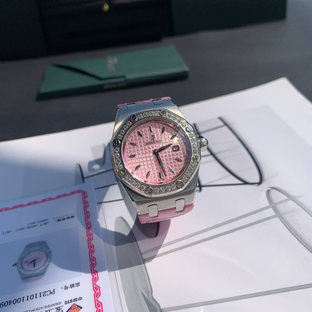 全网女神看过来😍😍这款爱彼女表才是最具有性价比的… 爱彼皇家橡树系列型号67601石英腕表，皇家橡树系列独有的八角形外观还拥有爱彼独特的设计风格也将女士优雅风格融入其中，深受女明星们的爱戴，表带澳洲湾鳄鱼皮，即使只有33毫米的小尺寸，也将爱彼独有的纯净美感与刚毅线条展现的淋漓尽致，而镶满钻石的表圈也为佩戴的女士增添了更多的柔美。（32颗明亮式切割美钻，总重约0.65克拉）巴蒂镶嵌一枚半透明凸面蓝宝石，搭载瑞士进口石英机芯，拥有实用的日历显示功能，女士们佩戴起来不会显得沉重 ，配专柜最新全套包装发货！这种货一般数量不是很多哦