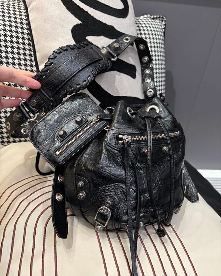 Balenciaga le cagole bucket bag Blac 100%Authentic ,98%new  ✅收據✅mirror ✅coins bag✅dust bag