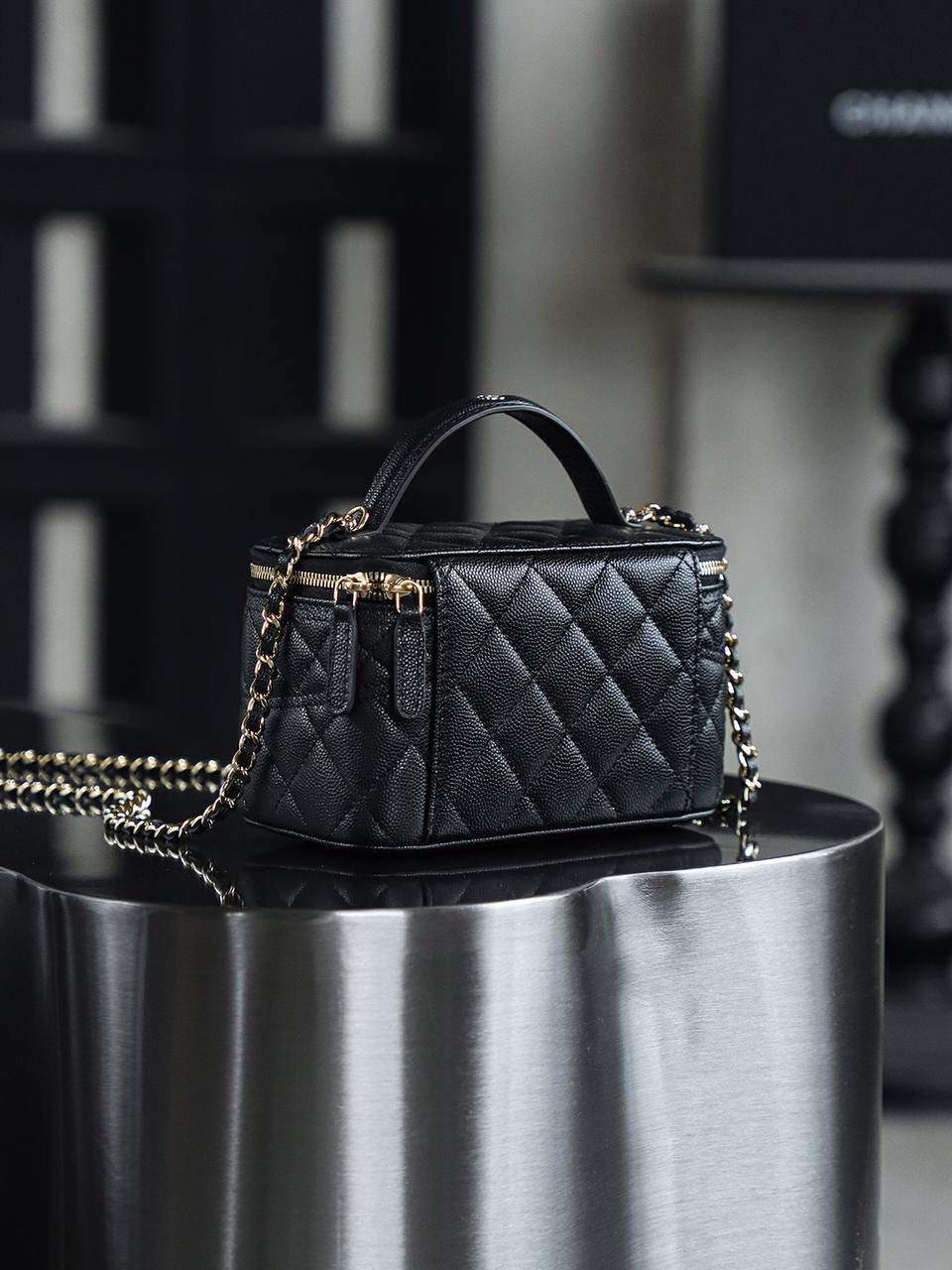 25C化妝盒子包鑒定版👜 一包一碼 支持全球鑒定查驗身份證原廠專G 三隻羊皮料過關清單資料可査詢 化妝盒子包是眾多時尚達人心尖，25C化妝包經典的盒子造型，方正中不失圓潤，線條簡潔流暢！ 包身腰線的設計，恰似畫龍點睛之筆，不經意間流露出的精緻細節，讓人一見傾心！ 五金：厚鍍14K淡金扣 皮料：三隻羊小球紋牛皮 尺寸：9.5*17*8cm