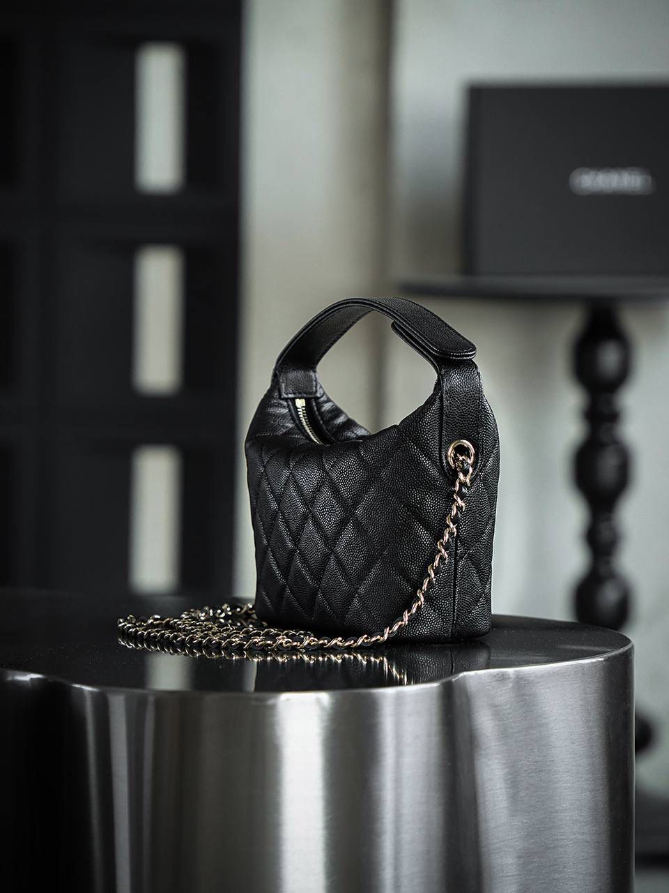 25C飯盒包鑒定版👜 一包一碼 支持全球鑒定查驗身份證原廠專G Haas皮料過關清單資料可査詢 手提飯盒包是這季25C的早春爆款 很實用日常的一隻包 爆款是有原因滴 因為好看又能裝 少見的鏈條居然還能拆卸，還可以肩背或者手拿。 五金：厚镀14k五金 皮料：Hass中球小牛皮 尺寸：21.5*19*6cm