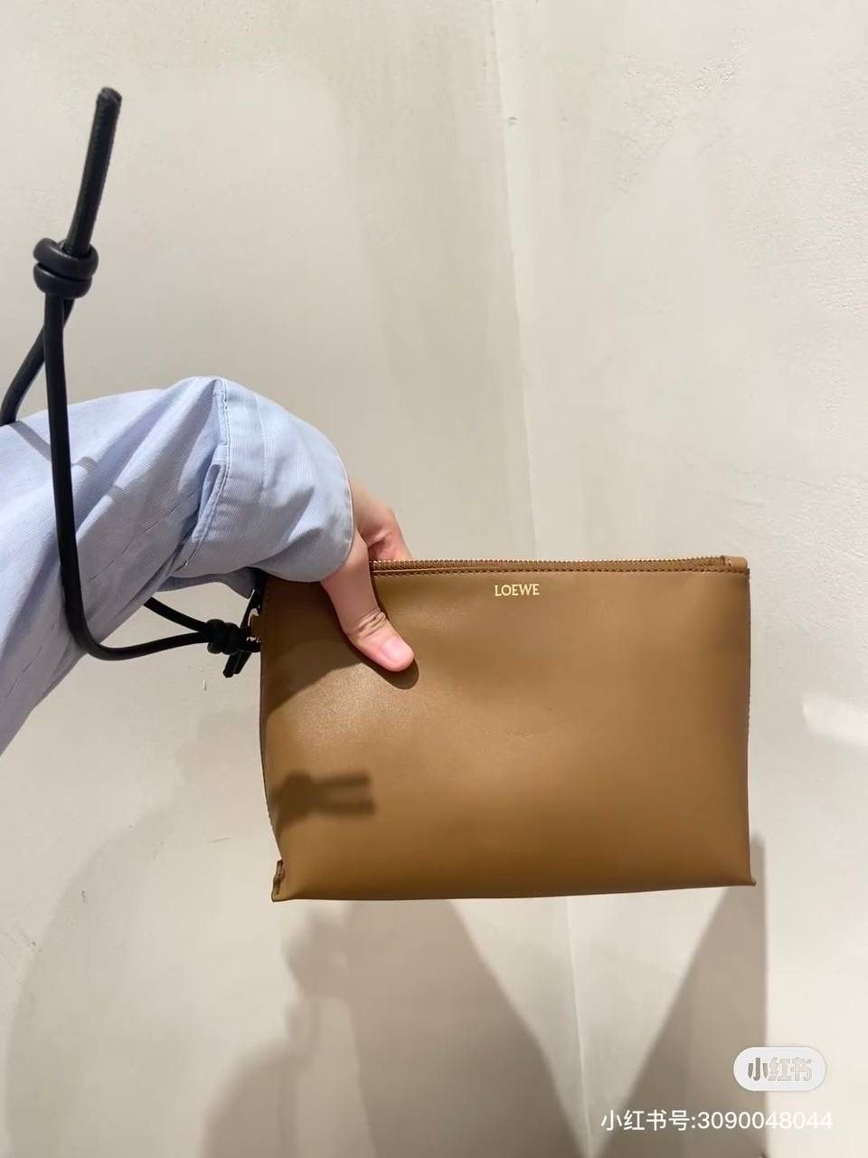 🎈𝘒𝘯𝘰𝘵 𝘛手拿包👜 —【橡木棕/黑色到货✅】 编码：522414 尺寸：𝟐𝟐.𝟓-𝟓.𝟓-𝟏𝟓.𝟓𝐜𝐦 全新撞色绳结拉链头和腕带设计，顶部拉链开合，内部人字纹帆布衬里以及2个皮隔层卡位，正面饰以品牌标志性烫金𝗟𝗼𝗴𝗼，方便时尚多用。