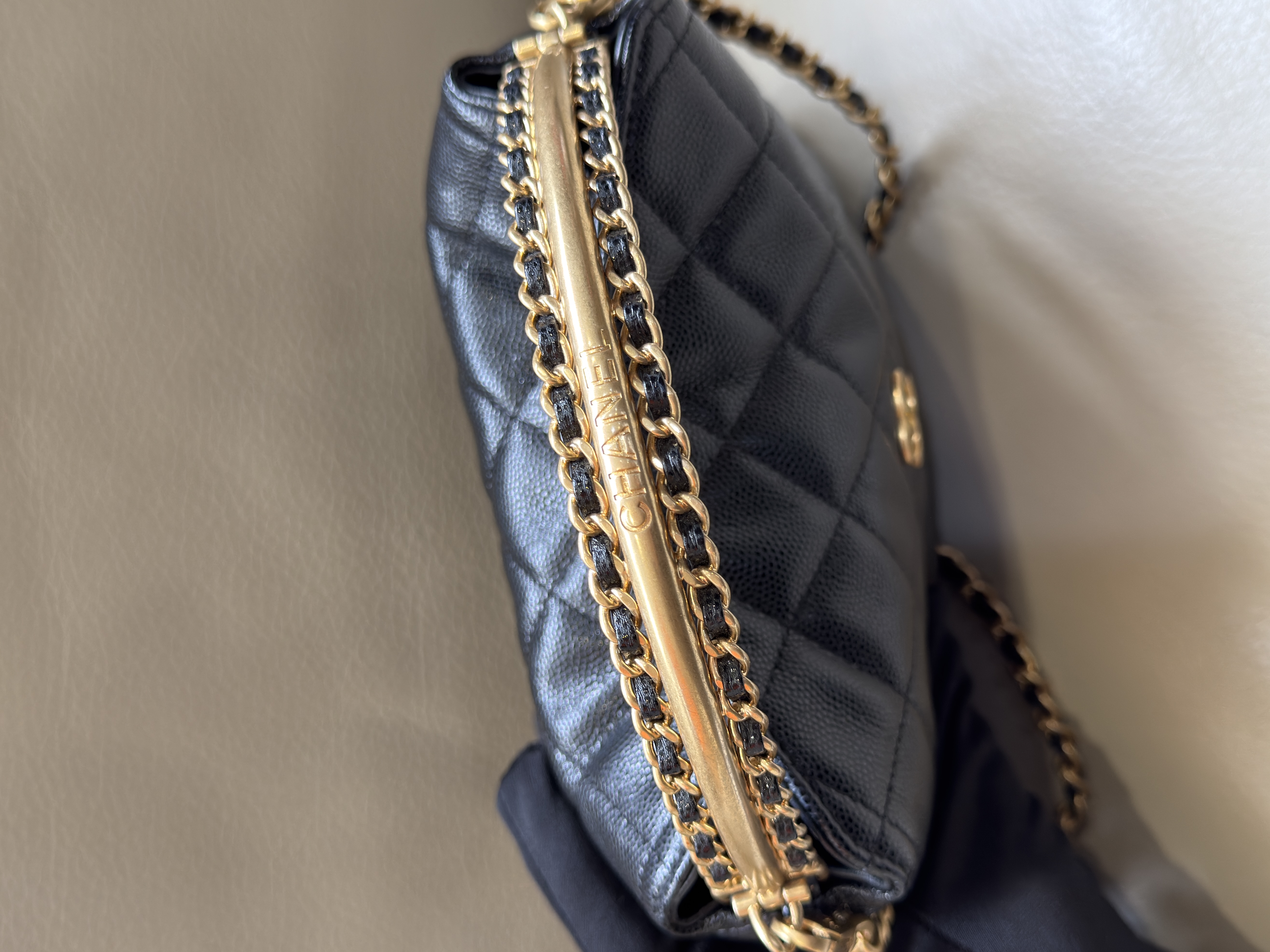 Pre-Owned CHANEL Hobo Handbag / Product Code: 26042529