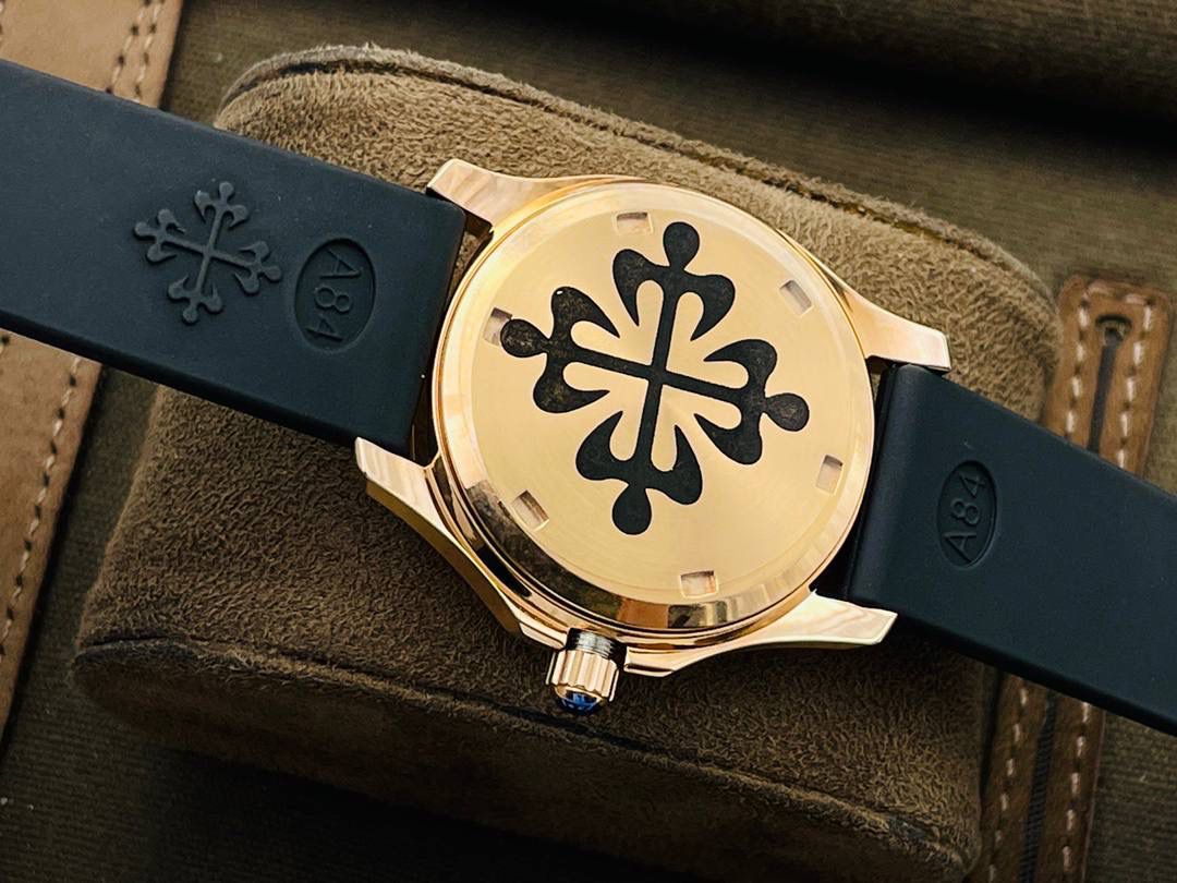 最强版本来袭 百达.翡丽AQUANAUT女装款石英系列，打造市面最佳副本，带来全网最佳体验，英姿飒爽，典藏奢华！欢迎女神品鉴！ 1⃣️【表壳】 1.腕表尺寸35.6 毫米X 9.5毫米！圆润的八角形表壳与原装一致，保持着复古的造型和精湛的做工。 2.旋入式把头设计和实心底盖结构吻合与原版。 3.表圈镶嵌46颗顶级施华洛世奇水晶（1克拉）表壳镶嵌88颗顶级施华洛世奇水晶（1.91克拉） 2⃣️【精彩细节】 1.采用与原装一致的天然复合橡胶（Tropical）材质，经久耐磨，可抵抗海水侵蚀和紫外线辐射。 2.完美克隆Aquanaut经典式折叠式表扣，即使在非常细小的拐角处上也做有倒角润饰，确保还原正品般的舒适感。