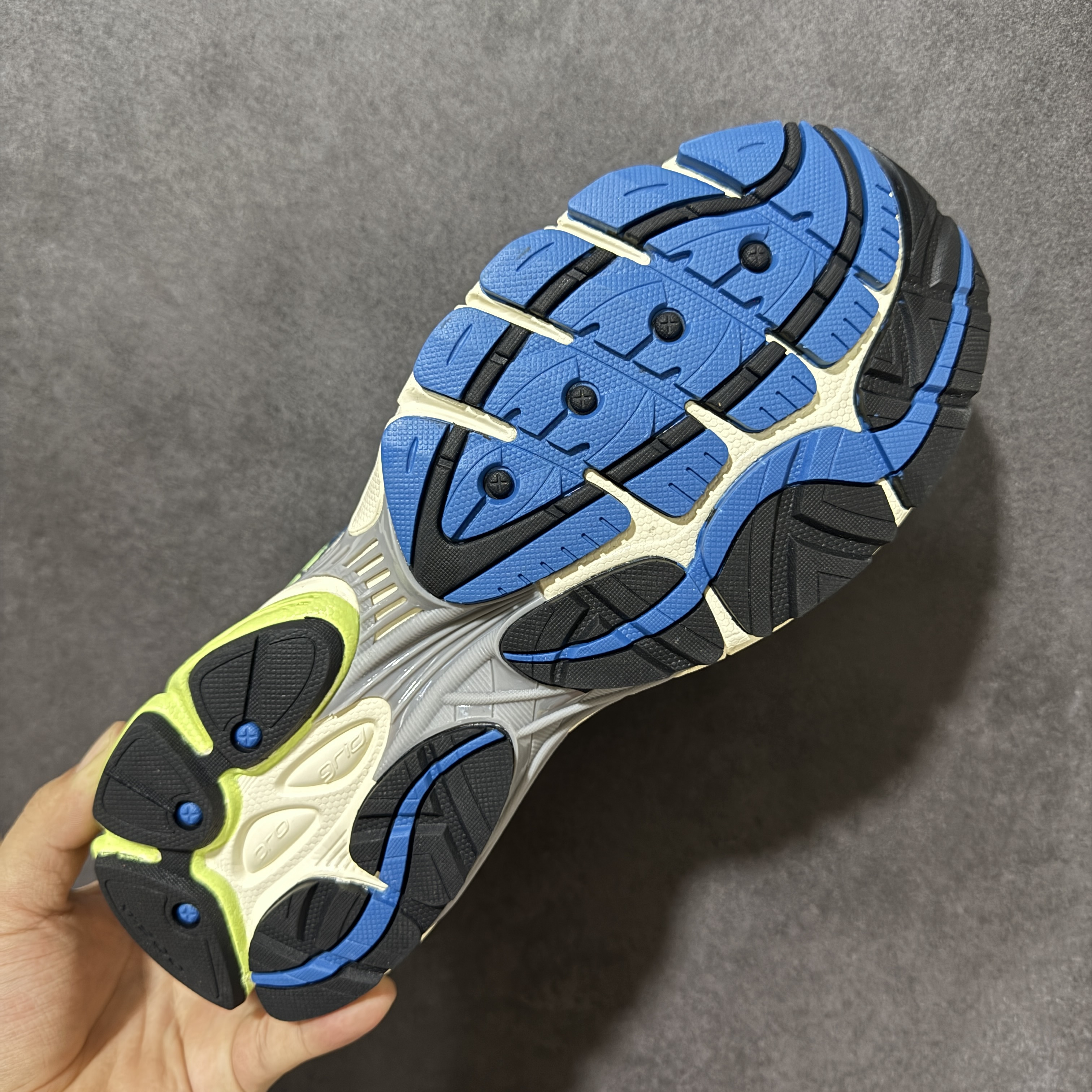 Saucony ProGrid Omni 9 OG