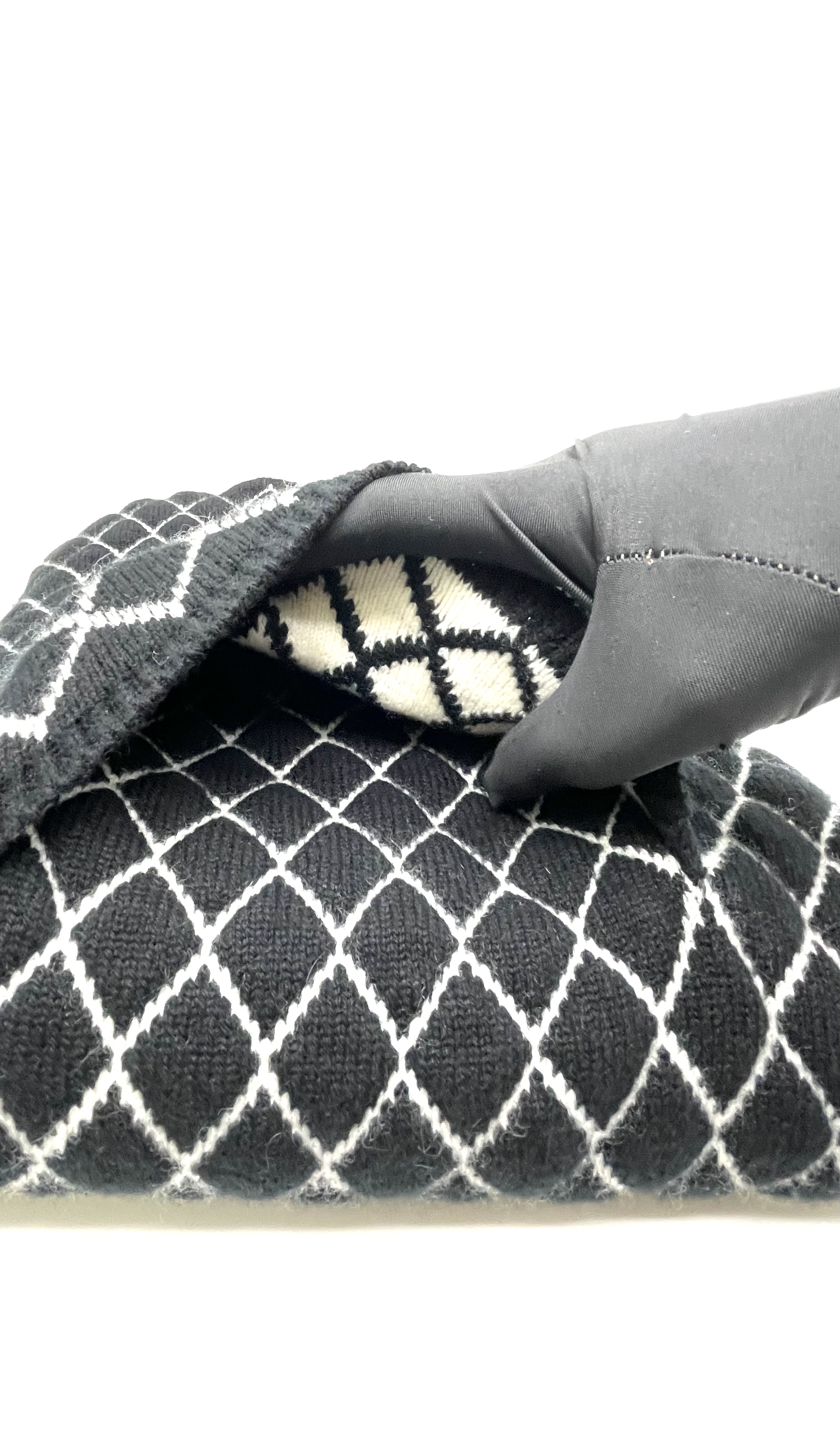 Pre-Owned Chanel Black Cashmere Scarf With CC Logo / Product Code: 26040701